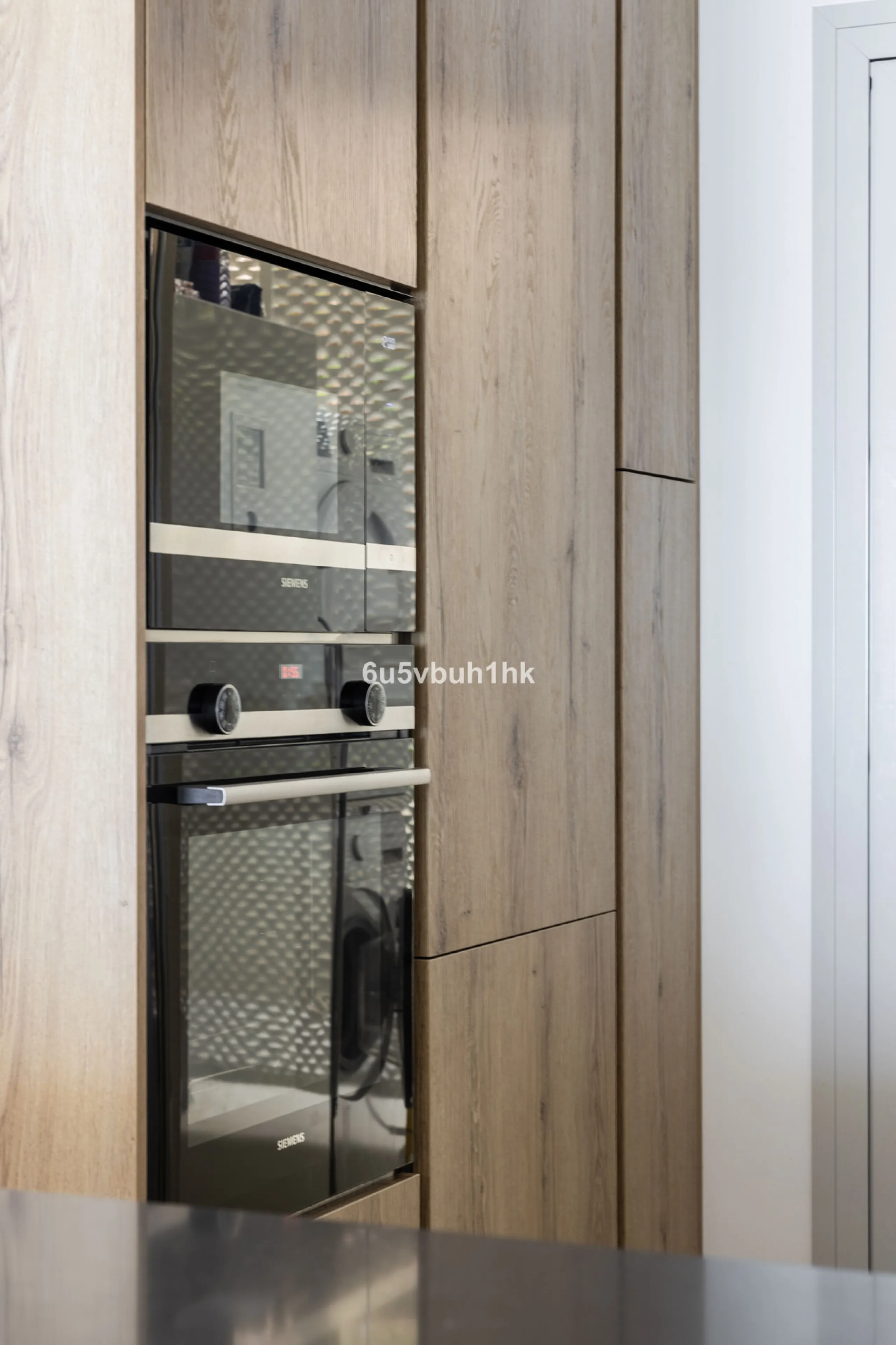 Spectacular apartment in Benalmádena with frontal views to the sea that you can enjoy from the living room and the master bedroom. It consists of 3 bedrooms, one of them en suite, and the other two share another bathroom with a shower. Fully furnished kit