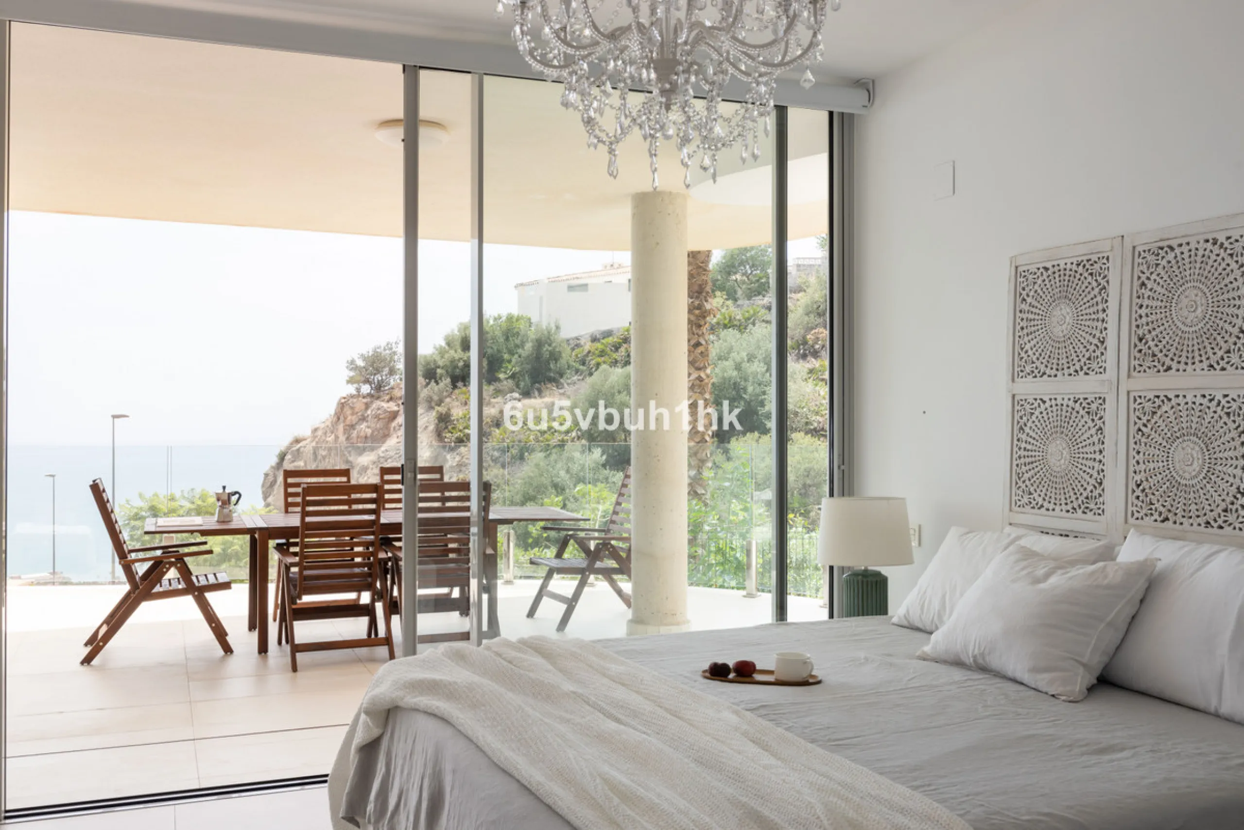 Spectacular apartment in Benalmádena with frontal views to the sea that you can enjoy from the living room and the master bedroom. It consists of 3 bedrooms, one of them en suite, and the other two share another bathroom with a shower. Fully furnished kit