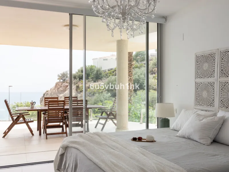 Spectacular apartment in Benalmádena with frontal views to the sea that you can enjoy from the living room and the master bedroom. It consists of 3 bedrooms, one of them en suite, and the other two share another bathroom with a shower. Fully furnished kit