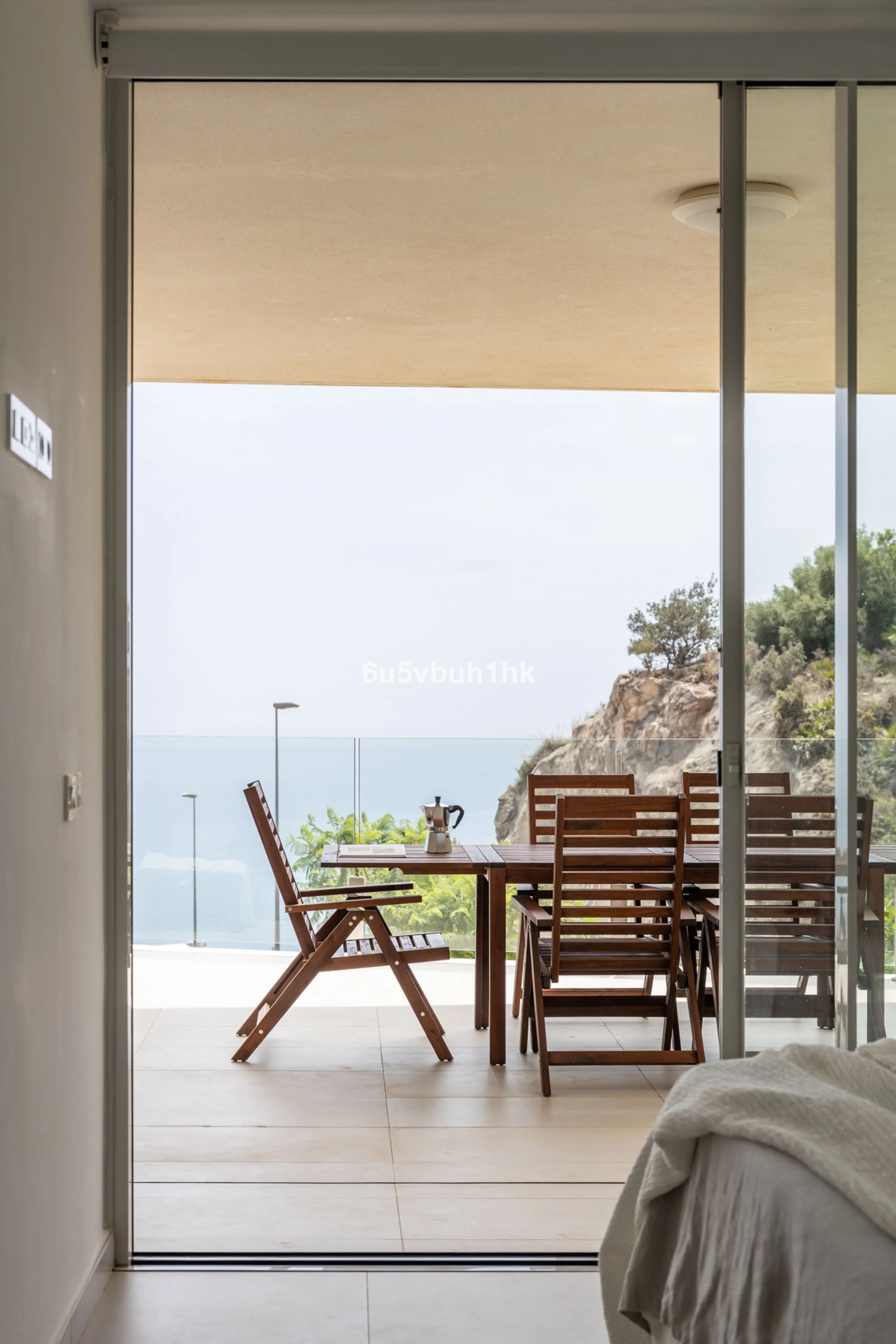 Spectacular apartment in Benalmádena with frontal views to the sea that you can enjoy from the living room and the master bedroom. It consists of 3 bedrooms, one of them en suite, and the other two share another bathroom with a shower. Fully furnished kit