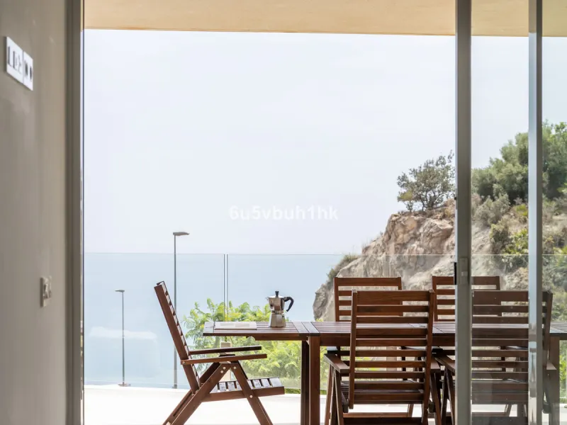 Spectacular apartment in Benalmádena with frontal views to the sea that you can enjoy from the living room and the master bedroom. It consists of 3 bedrooms, one of them en suite, and the other two share another bathroom with a shower. Fully furnished kit