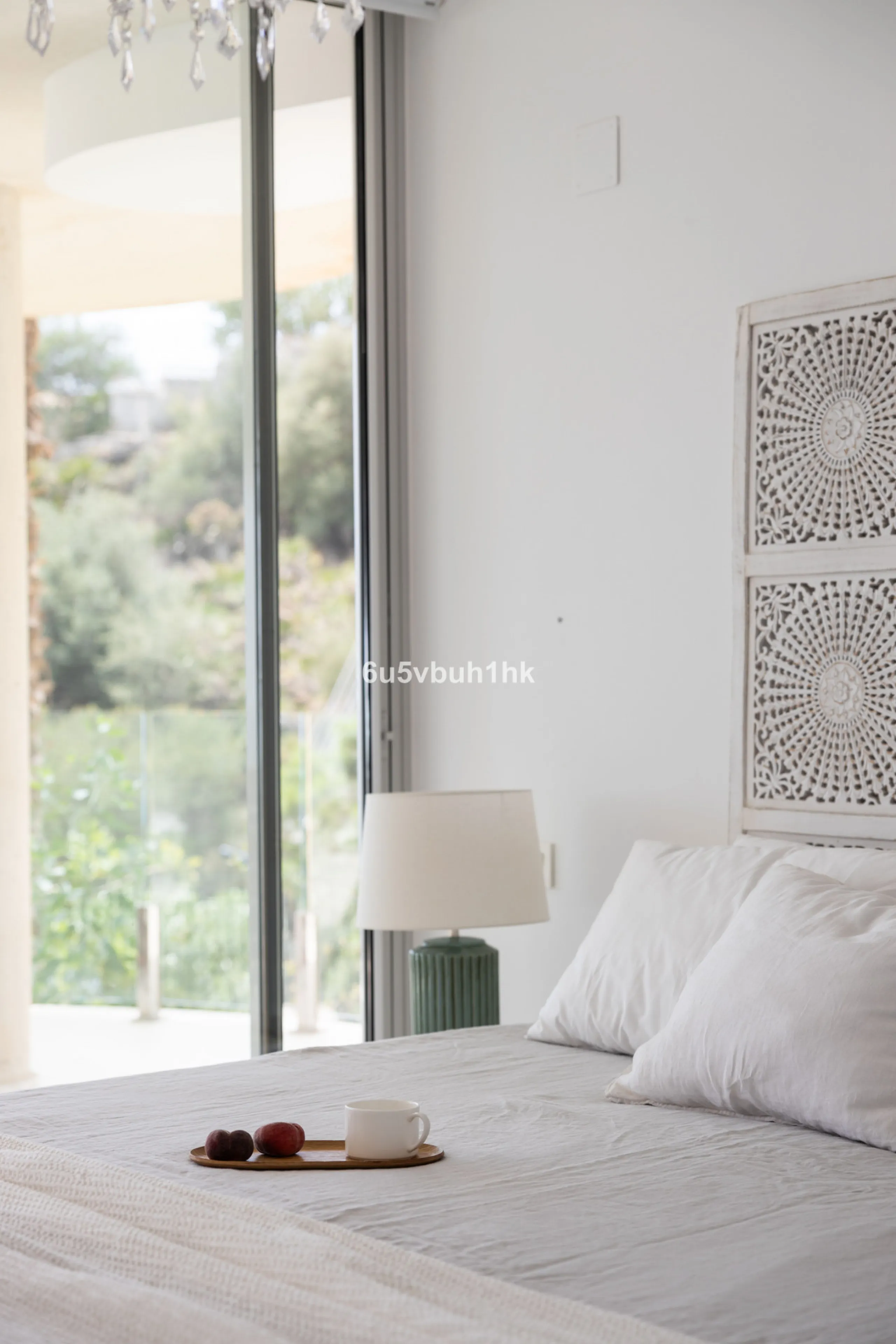 Spectacular apartment in Benalmádena with frontal views to the sea that you can enjoy from the living room and the master bedroom. It consists of 3 bedrooms, one of them en suite, and the other two share another bathroom with a shower. Fully furnished kit