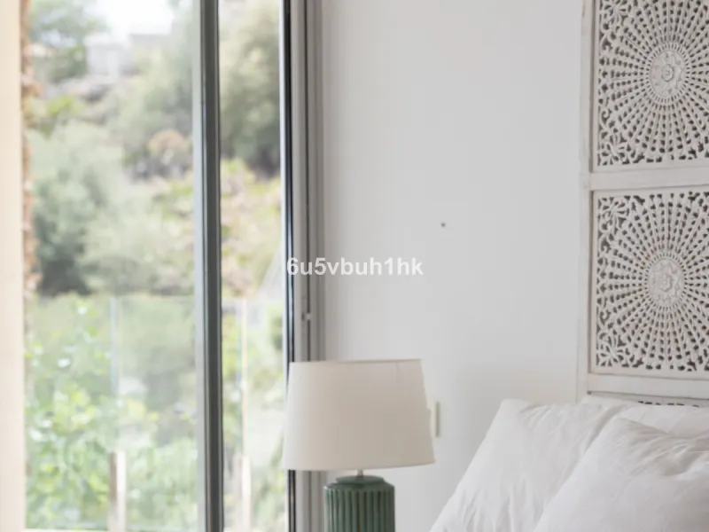 Spectacular apartment in Benalmádena with frontal views to the sea that you can enjoy from the living room and the master bedroom. It consists of 3 bedrooms, one of them en suite, and the other two share another bathroom with a shower. Fully furnished kit