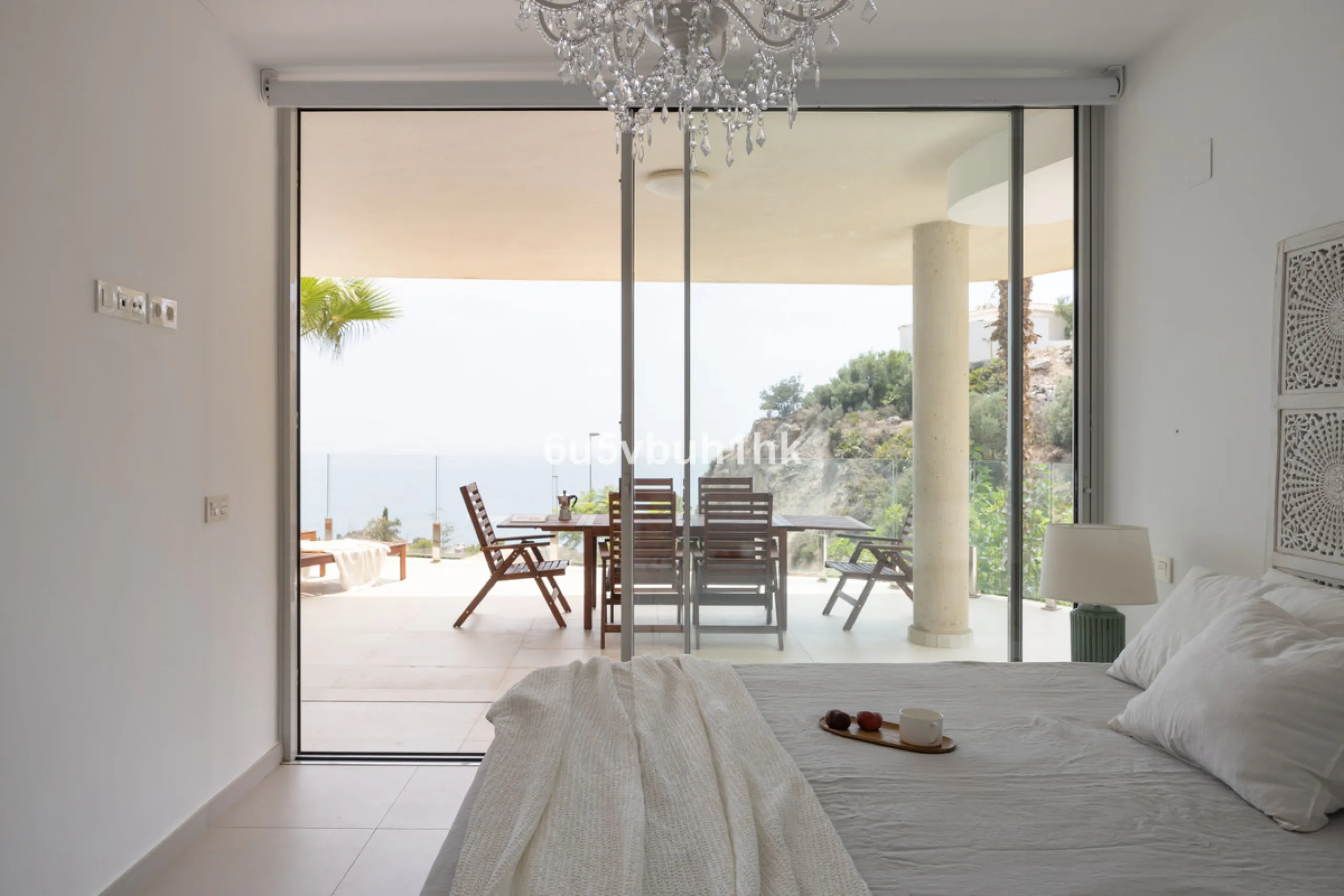 Spectacular apartment in Benalmádena with frontal views to the sea that you can enjoy from the living room and the master bedroom. It consists of 3 bedrooms, one of them en suite, and the other two share another bathroom with a shower. Fully furnished kit