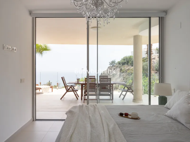 Spectacular apartment in Benalmádena with frontal views to the sea that you can enjoy from the living room and the master bedroom. It consists of 3 bedrooms, one of them en suite, and the other two share another bathroom with a shower. Fully furnished kit