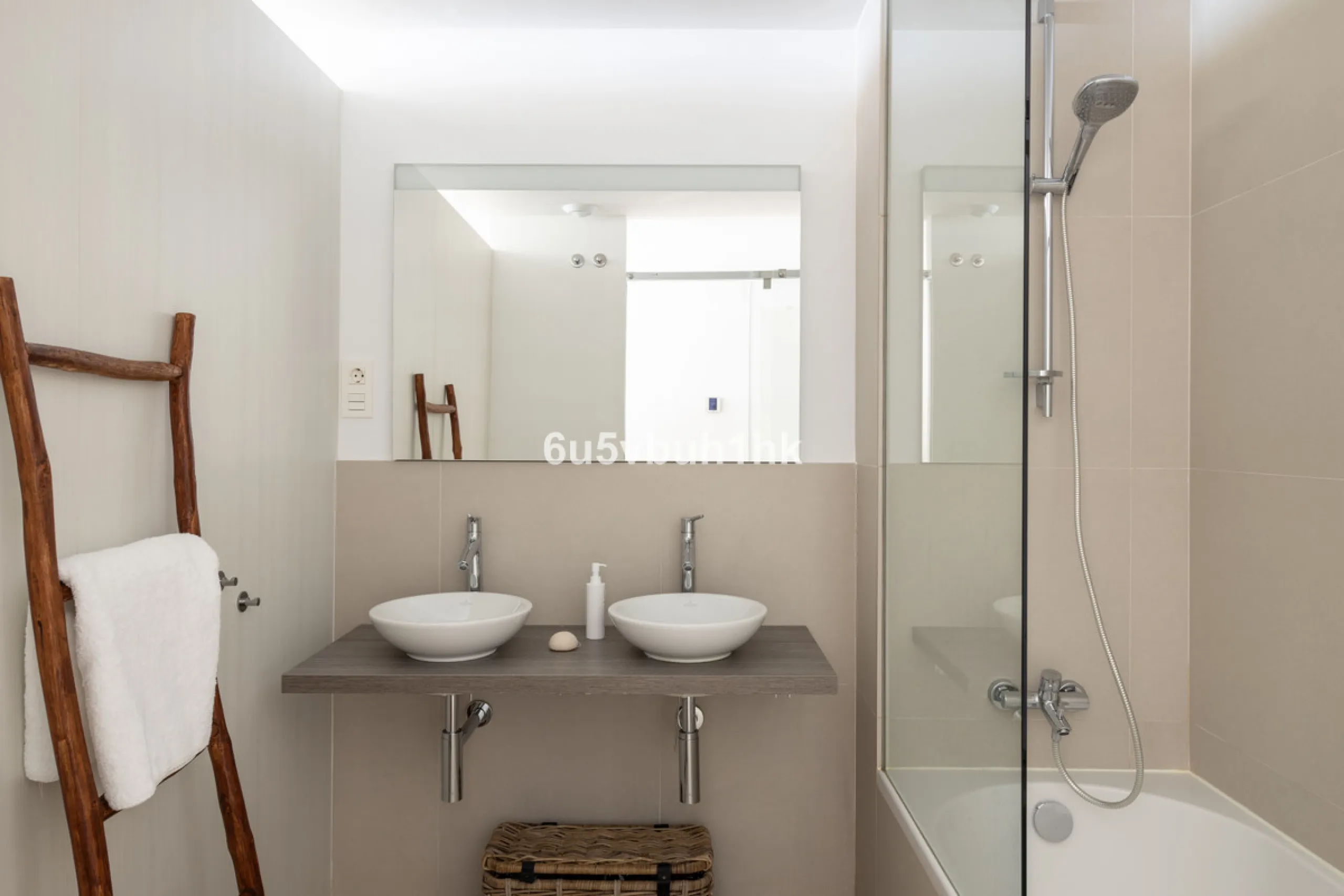 Spectacular apartment in Benalmádena with frontal views to the sea that you can enjoy from the living room and the master bedroom. It consists of 3 bedrooms, one of them en suite, and the other two share another bathroom with a shower. Fully furnished kit