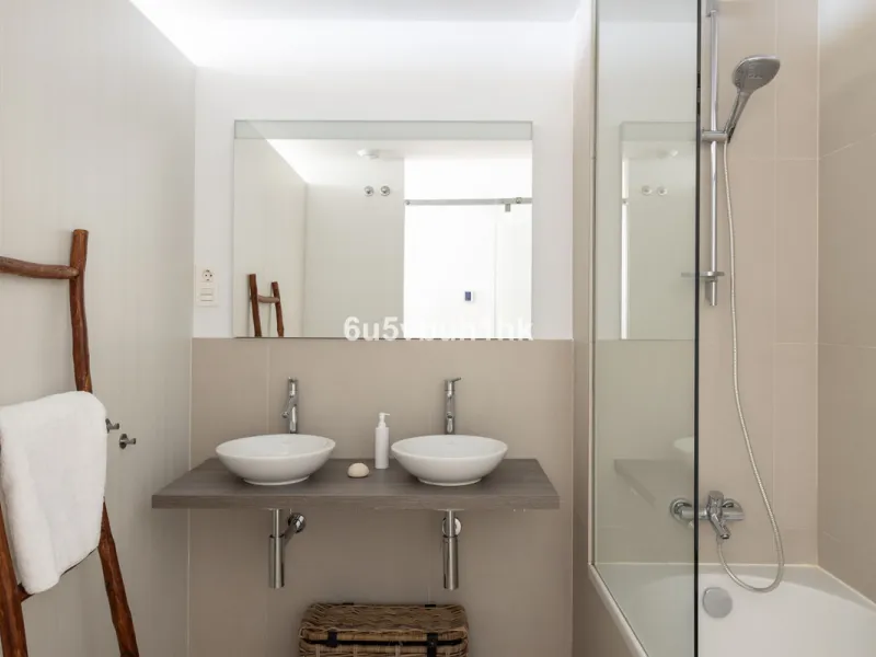 Spectacular apartment in Benalmádena with frontal views to the sea that you can enjoy from the living room and the master bedroom. It consists of 3 bedrooms, one of them en suite, and the other two share another bathroom with a shower. Fully furnished kit