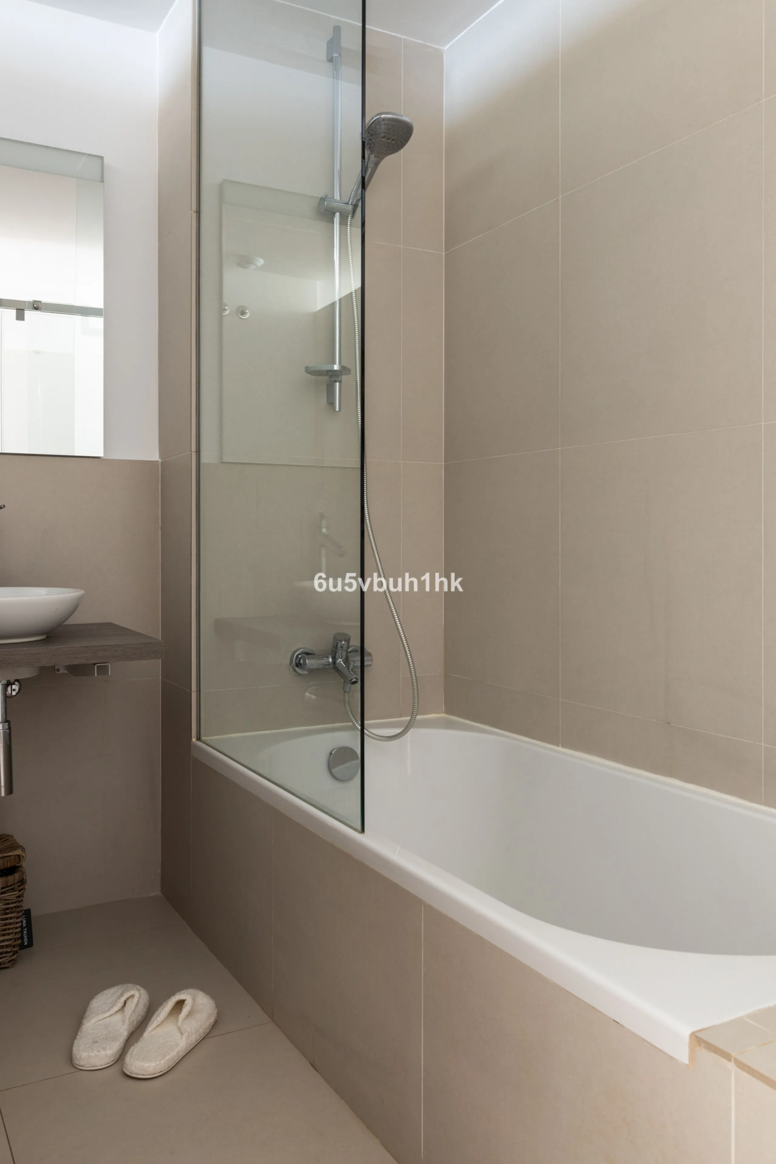 Spectacular apartment in Benalmádena with frontal views to the sea that you can enjoy from the living room and the master bedroom. It consists of 3 bedrooms, one of them en suite, and the other two share another bathroom with a shower. Fully furnished kit