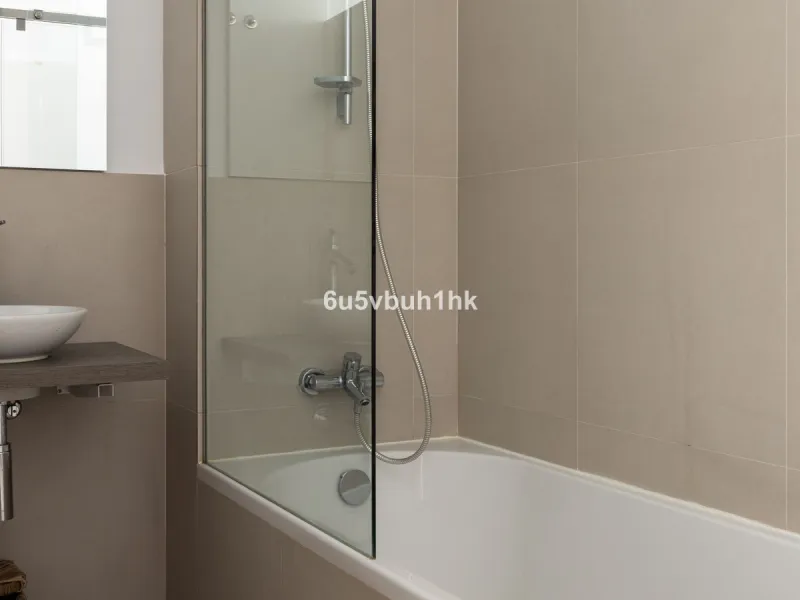 Spectacular apartment in Benalmádena with frontal views to the sea that you can enjoy from the living room and the master bedroom. It consists of 3 bedrooms, one of them en suite, and the other two share another bathroom with a shower. Fully furnished kit