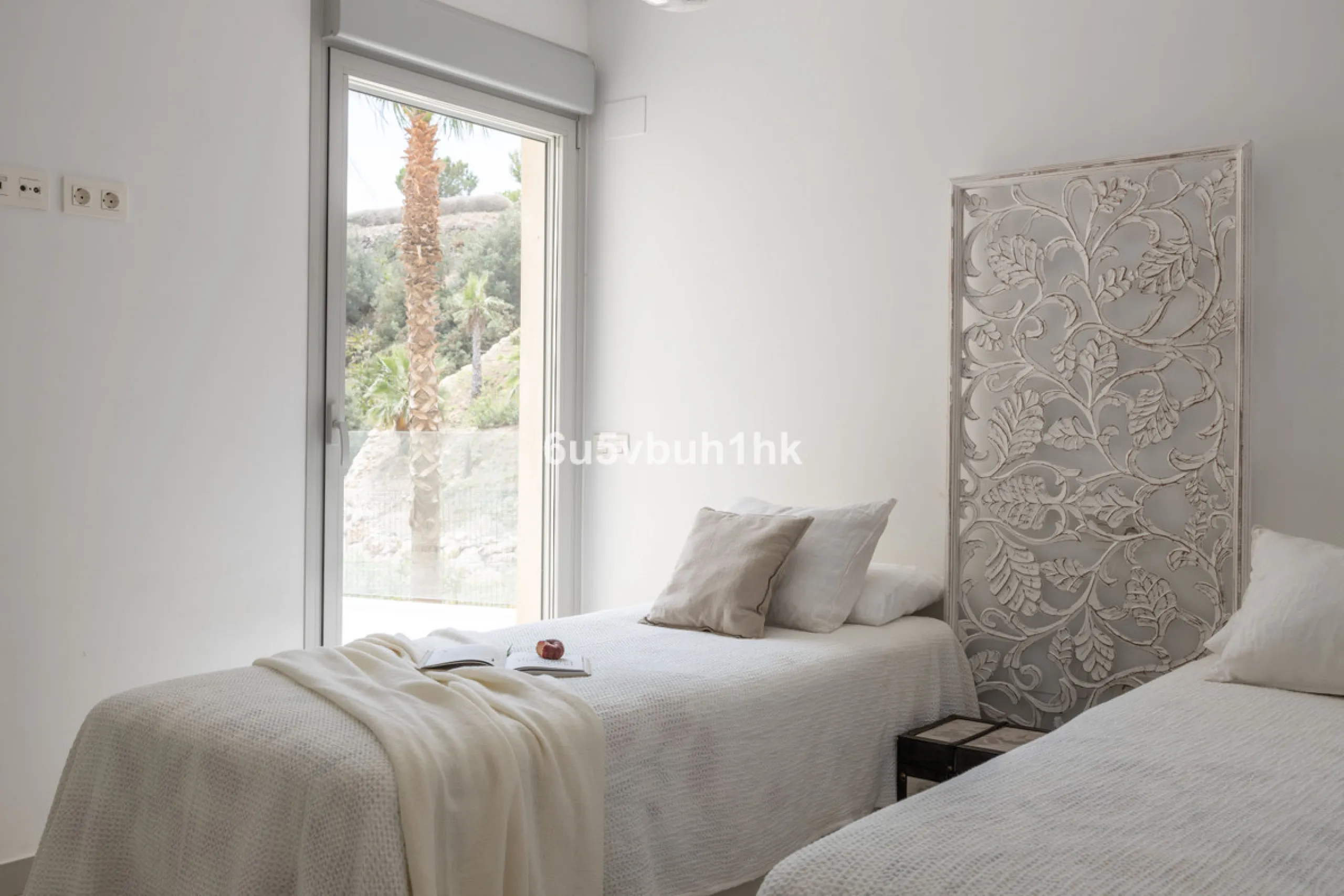 Spectacular apartment in Benalmádena with frontal views to the sea that you can enjoy from the living room and the master bedroom. It consists of 3 bedrooms, one of them en suite, and the other two share another bathroom with a shower. Fully furnished kit