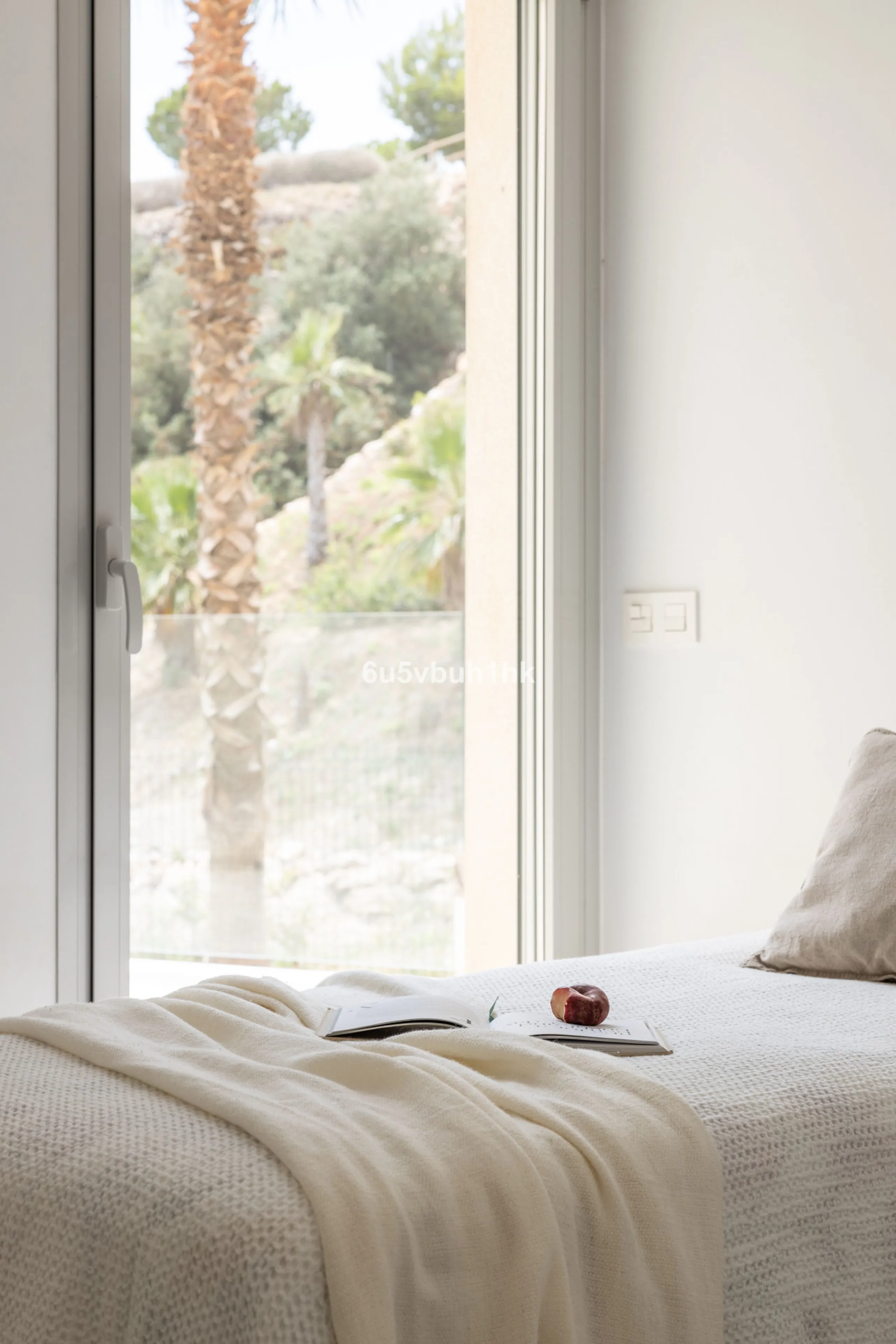 Spectacular apartment in Benalmádena with frontal views to the sea that you can enjoy from the living room and the master bedroom. It consists of 3 bedrooms, one of them en suite, and the other two share another bathroom with a shower. Fully furnished kit