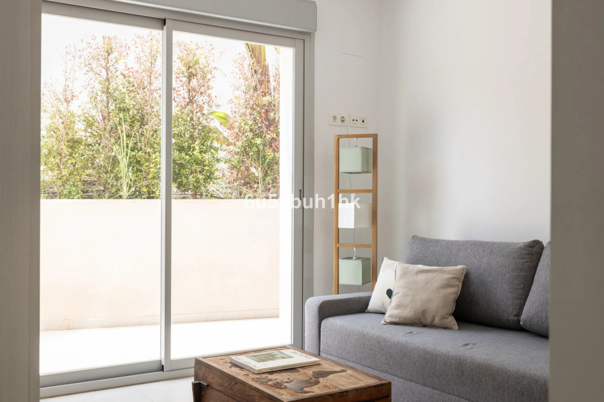 Spectacular apartment in Benalmádena with frontal views to the sea that you can enjoy from the living room and the master bedroom. It consists of 3 bedrooms, one of them en suite, and the other two share another bathroom with a shower. Fully furnished kit