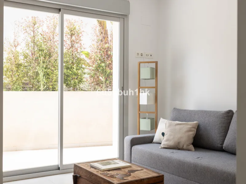 Spectacular apartment in Benalmádena with frontal views to the sea that you can enjoy from the living room and the master bedroom. It consists of 3 bedrooms, one of them en suite, and the other two share another bathroom with a shower. Fully furnished kit