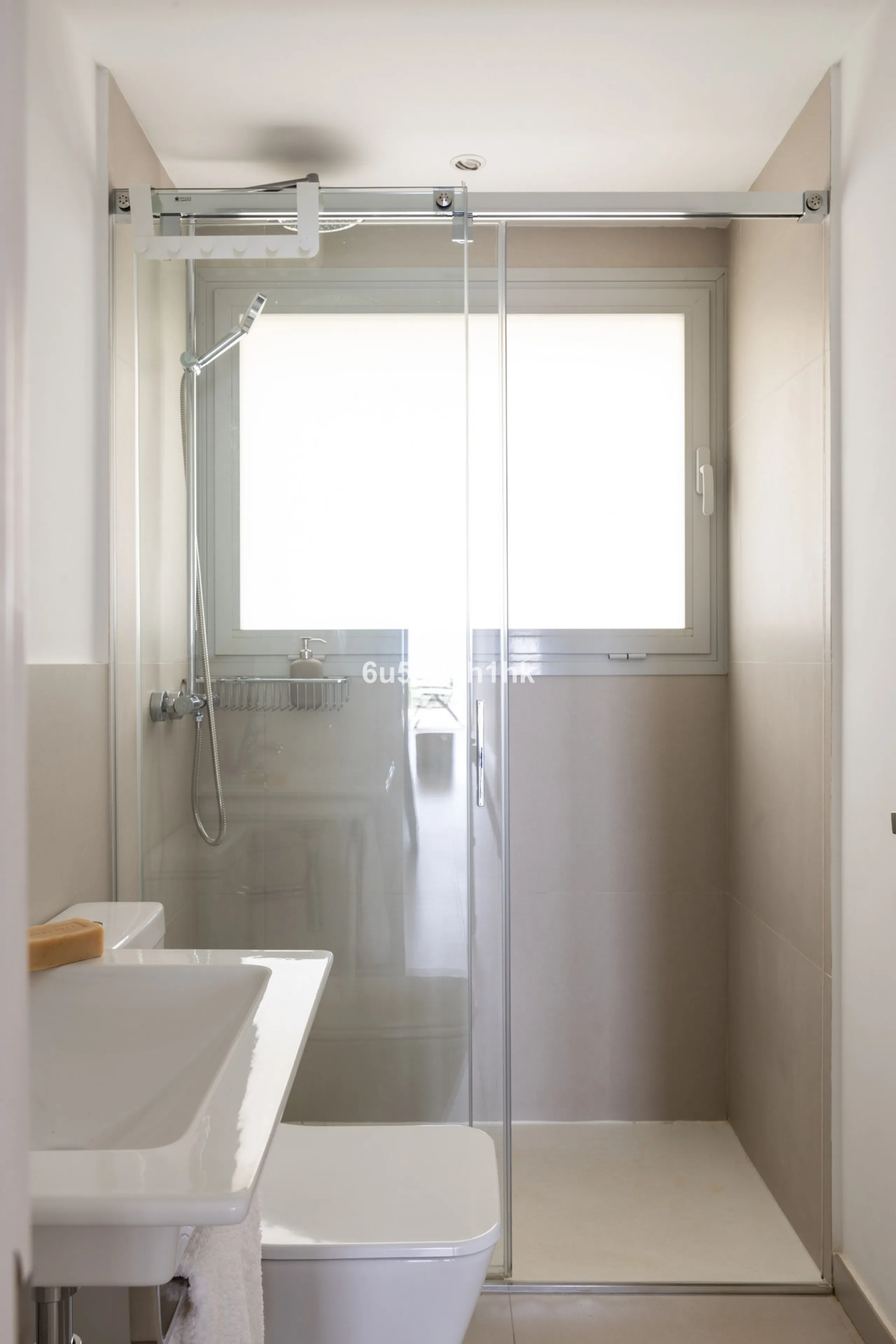Spectacular apartment in Benalmádena with frontal views to the sea that you can enjoy from the living room and the master bedroom. It consists of 3 bedrooms, one of them en suite, and the other two share another bathroom with a shower. Fully furnished kit