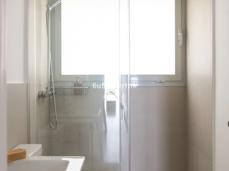 Spectacular apartment in Benalmádena with frontal views to the sea that you can enjoy from the living room and the master bedroom. It consists of 3 bedrooms, one of them en suite, and the other two share another bathroom with a shower. Fully furnished kit
