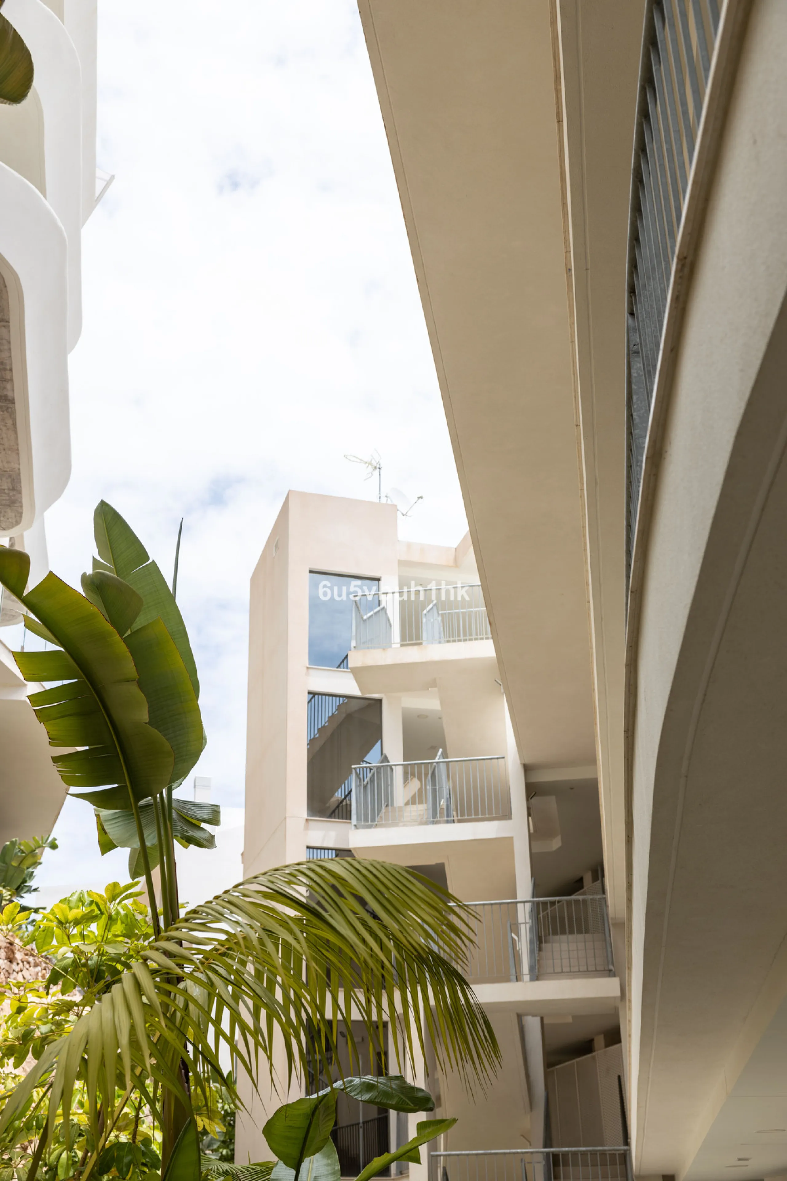 Spectacular apartment in Benalmádena with frontal views to the sea that you can enjoy from the living room and the master bedroom. It consists of 3 bedrooms, one of them en suite, and the other two share another bathroom with a shower. Fully furnished kit
