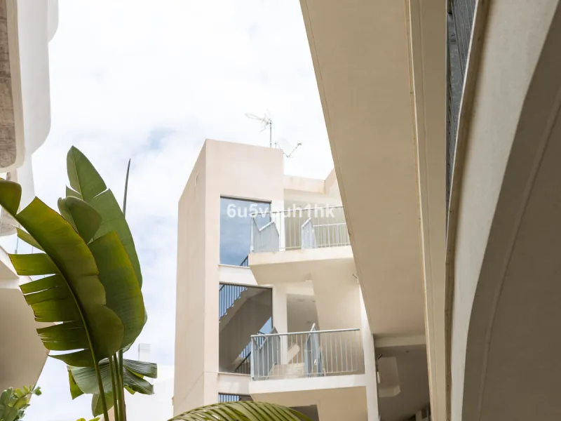 Spectacular apartment in Benalmádena with frontal views to the sea that you can enjoy from the living room and the master bedroom. It consists of 3 bedrooms, one of them en suite, and the other two share another bathroom with a shower. Fully furnished kit