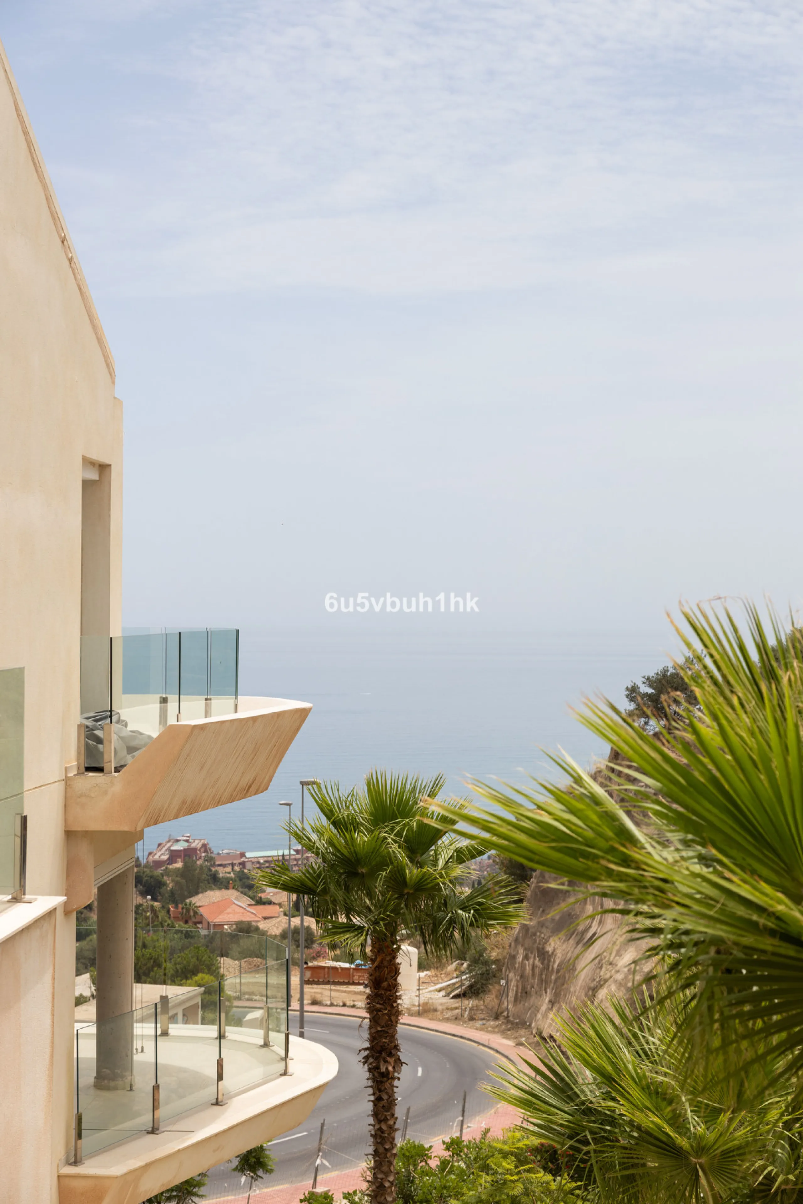 Spectacular apartment in Benalmádena with frontal views to the sea that you can enjoy from the living room and the master bedroom. It consists of 3 bedrooms, one of them en suite, and the other two share another bathroom with a shower. Fully furnished kit