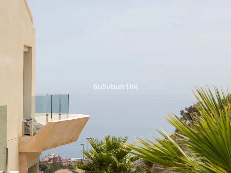 Spectacular apartment in Benalmádena with frontal views to the sea that you can enjoy from the living room and the master bedroom. It consists of 3 bedrooms, one of them en suite, and the other two share another bathroom with a shower. Fully furnished kit