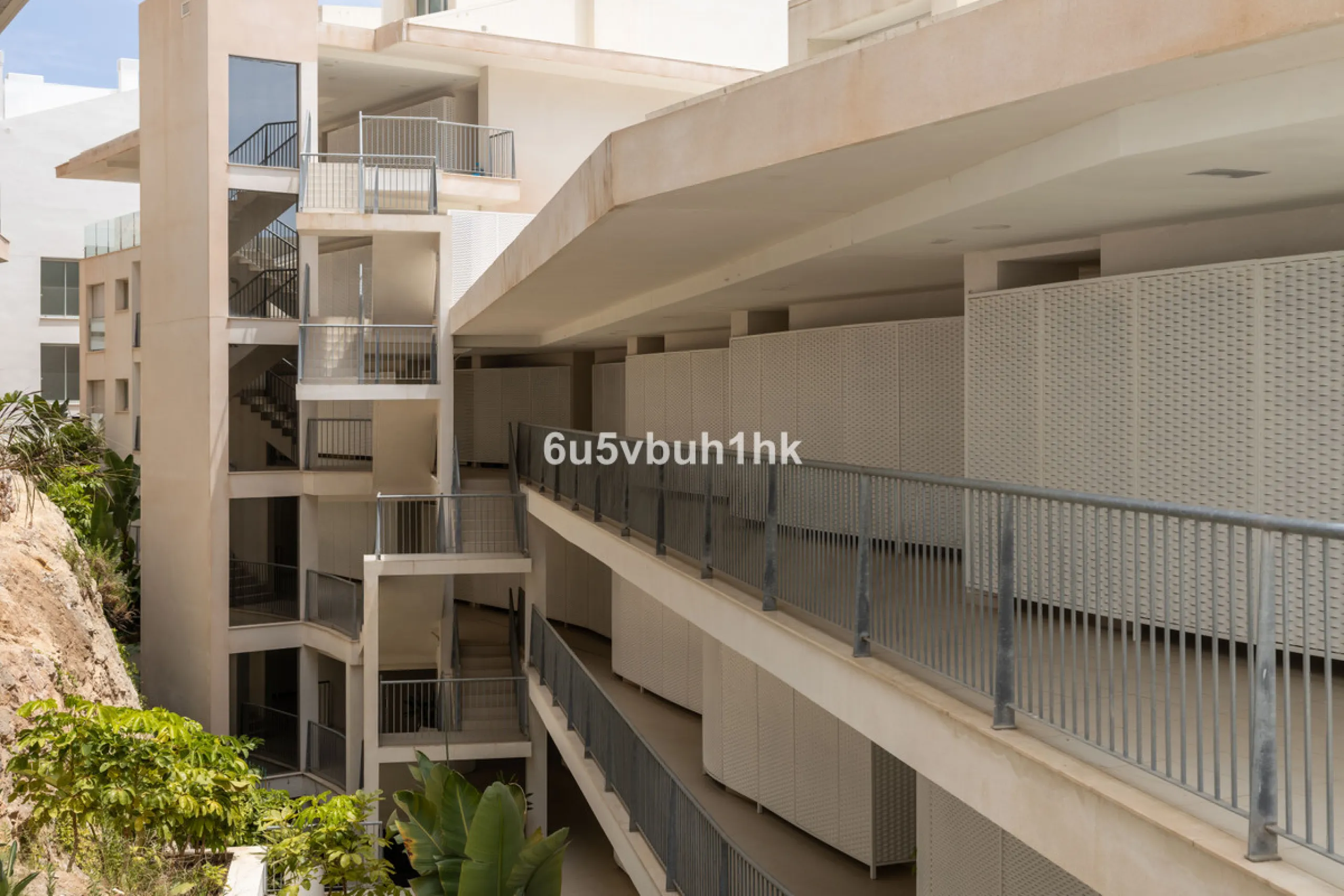 Spectacular apartment in Benalmádena with frontal views to the sea that you can enjoy from the living room and the master bedroom. It consists of 3 bedrooms, one of them en suite, and the other two share another bathroom with a shower. Fully furnished kit