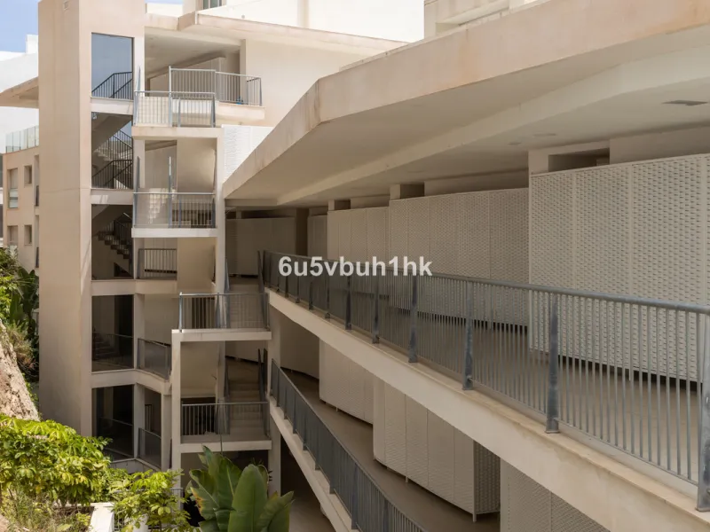 Spectacular apartment in Benalmádena with frontal views to the sea that you can enjoy from the living room and the master bedroom. It consists of 3 bedrooms, one of them en suite, and the other two share another bathroom with a shower. Fully furnished kit