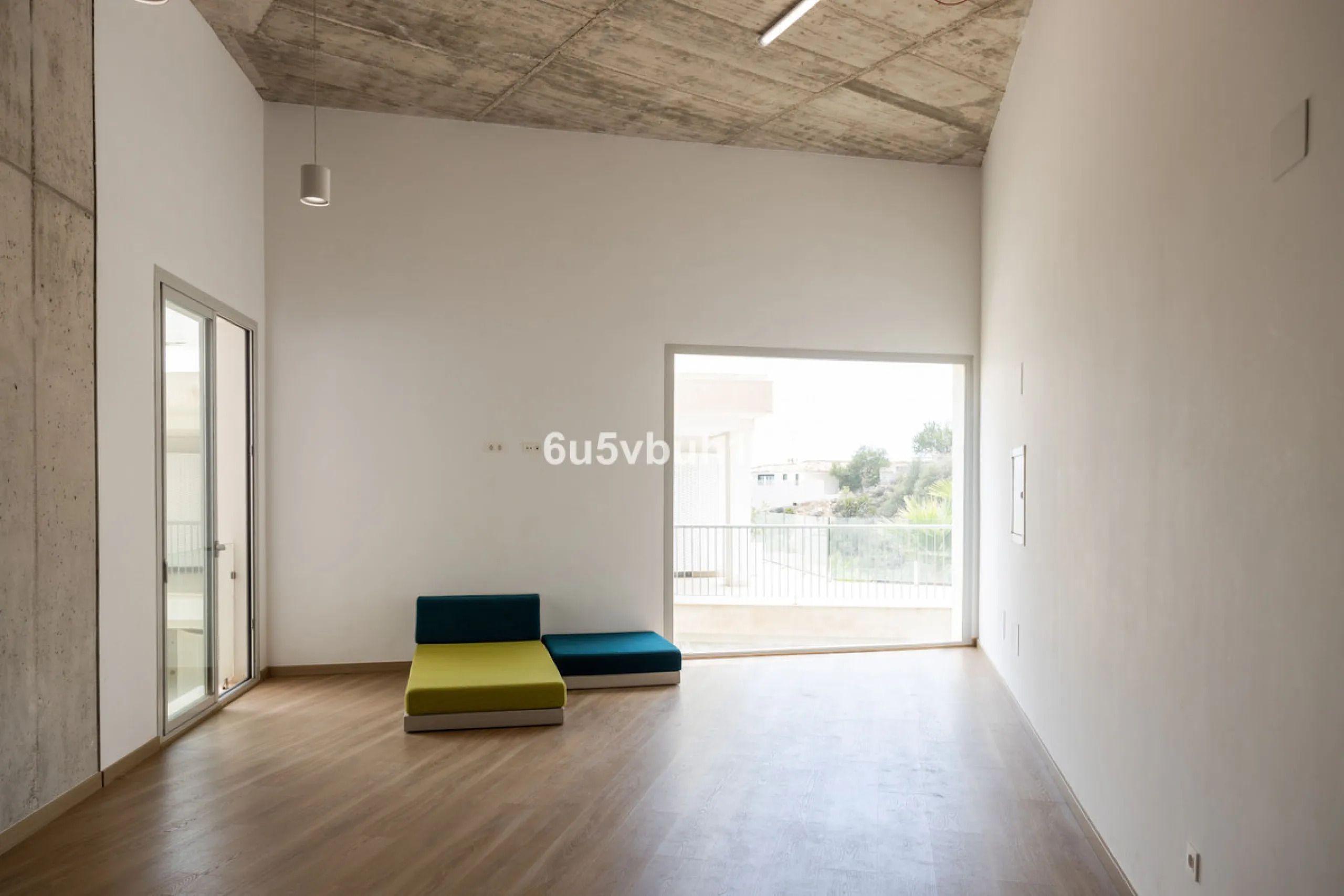 Spectacular apartment in Benalmádena with frontal views to the sea that you can enjoy from the living room and the master bedroom. It consists of 3 bedrooms, one of them en suite, and the other two share another bathroom with a shower. Fully furnished kit