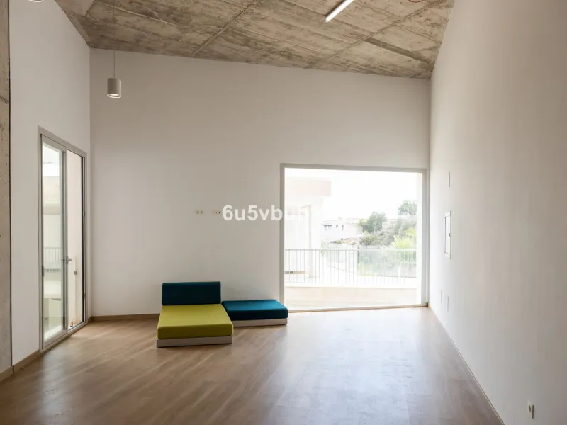 Spectacular apartment in Benalmádena with frontal views to the sea that you can enjoy from the living room and the master bedroom. It consists of 3 bedrooms, one of them en suite, and the other two share another bathroom with a shower. Fully furnished kit