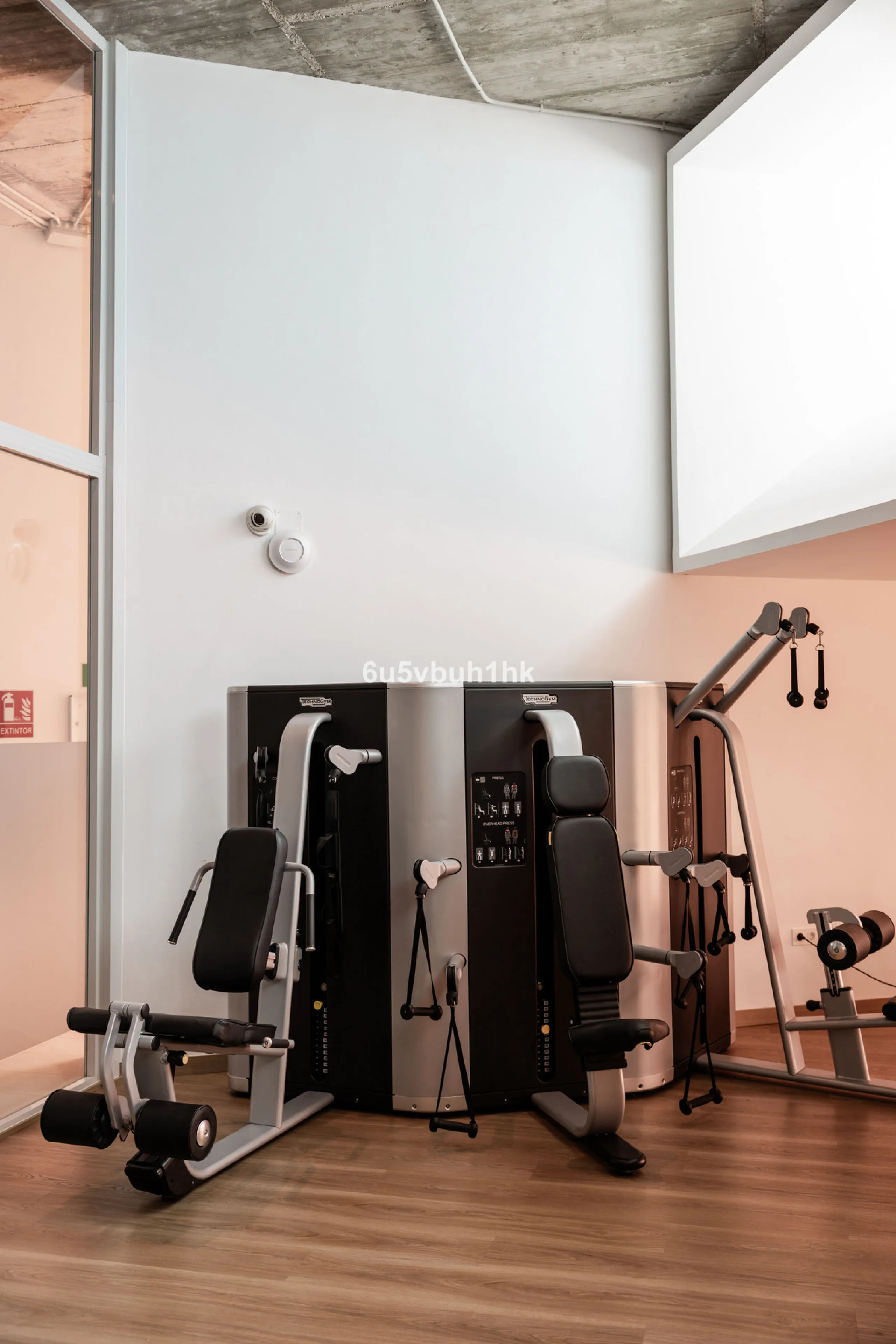 Spectacular apartment in Benalmádena with frontal views to the sea that you can enjoy from the living room and the master bedroom. It consists of 3 bedrooms, one of them en suite, and the other two share another bathroom with a shower. Fully furnished kit