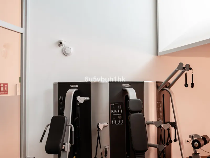 Spectacular apartment in Benalmádena with frontal views to the sea that you can enjoy from the living room and the master bedroom. It consists of 3 bedrooms, one of them en suite, and the other two share another bathroom with a shower. Fully furnished kit