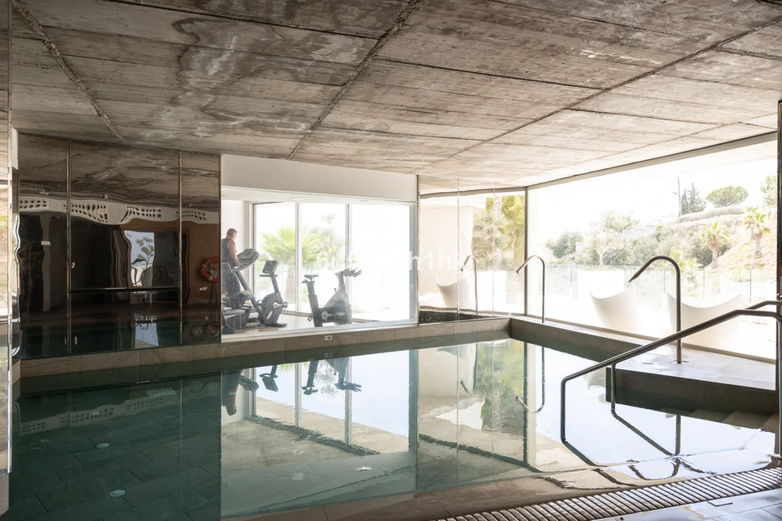 Spectacular apartment in Benalmádena with frontal views to the sea that you can enjoy from the living room and the master bedroom. It consists of 3 bedrooms, one of them en suite, and the other two share another bathroom with a shower. Fully furnished kit