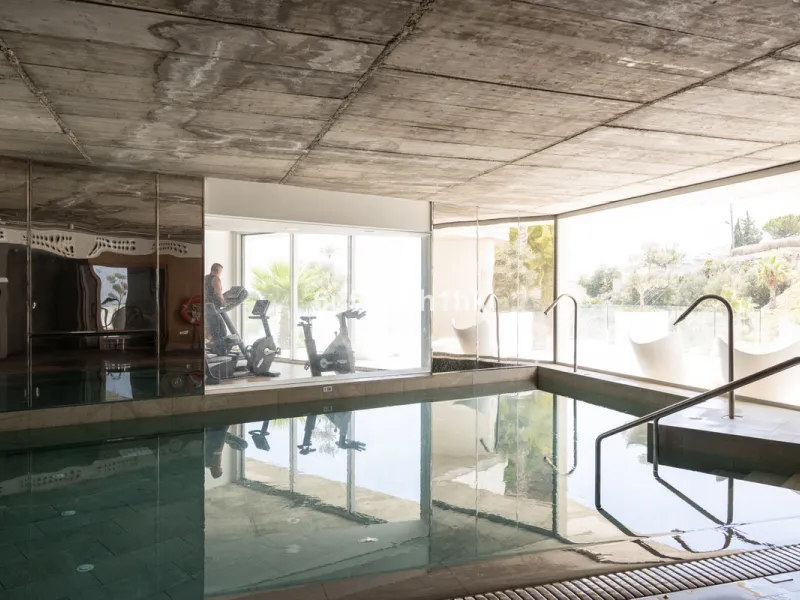 Spectacular apartment in Benalmádena with frontal views to the sea that you can enjoy from the living room and the master bedroom. It consists of 3 bedrooms, one of them en suite, and the other two share another bathroom with a shower. Fully furnished kit