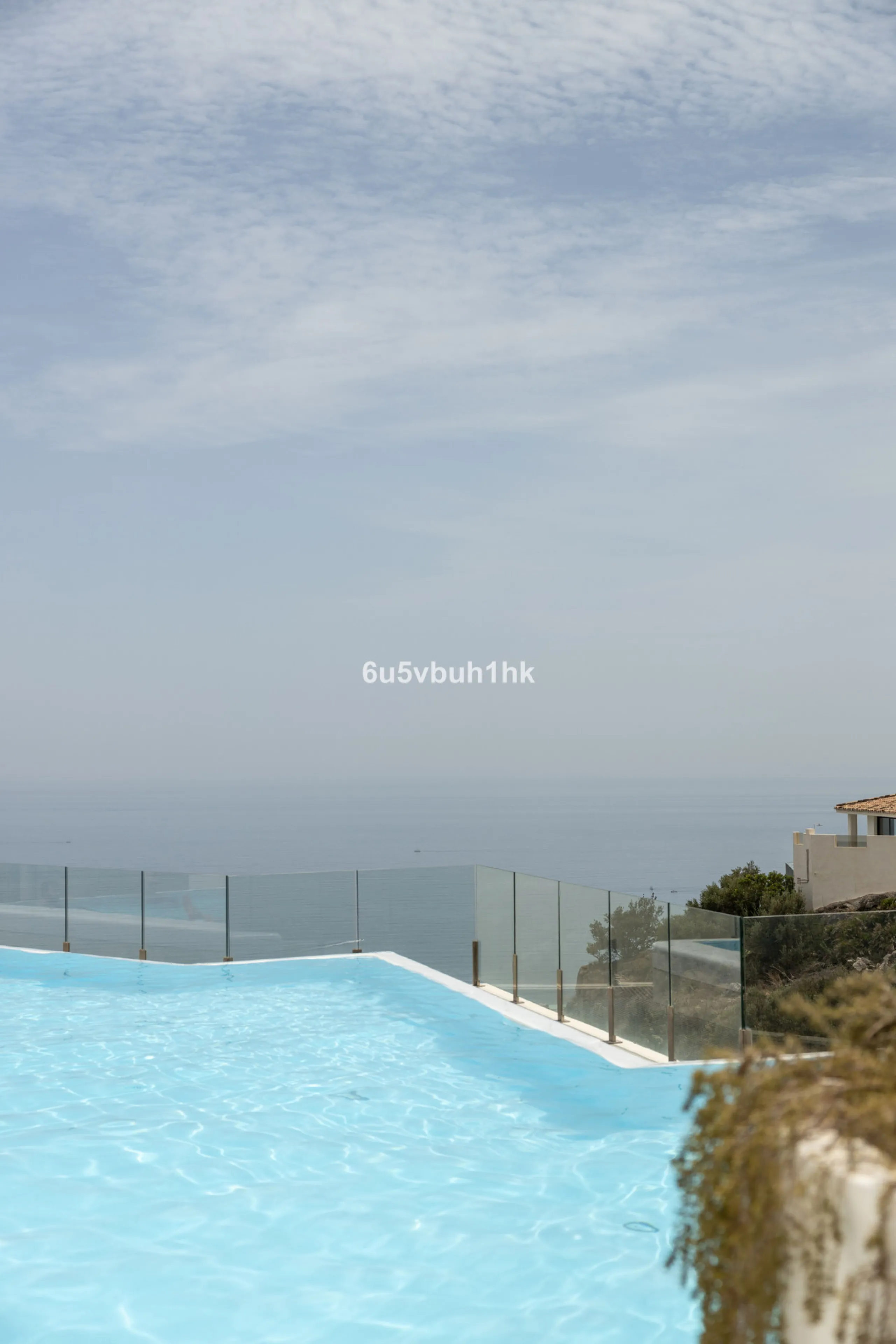 Spectacular apartment in Benalmádena with frontal views to the sea that you can enjoy from the living room and the master bedroom. It consists of 3 bedrooms, one of them en suite, and the other two share another bathroom with a shower. Fully furnished kit