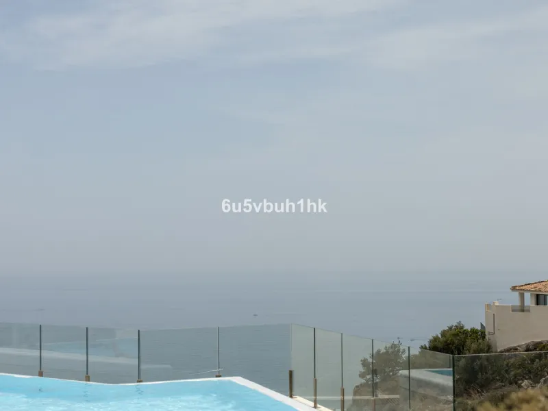 Spectacular apartment in Benalmádena with frontal views to the sea that you can enjoy from the living room and the master bedroom. It consists of 3 bedrooms, one of them en suite, and the other two share another bathroom with a shower. Fully furnished kit