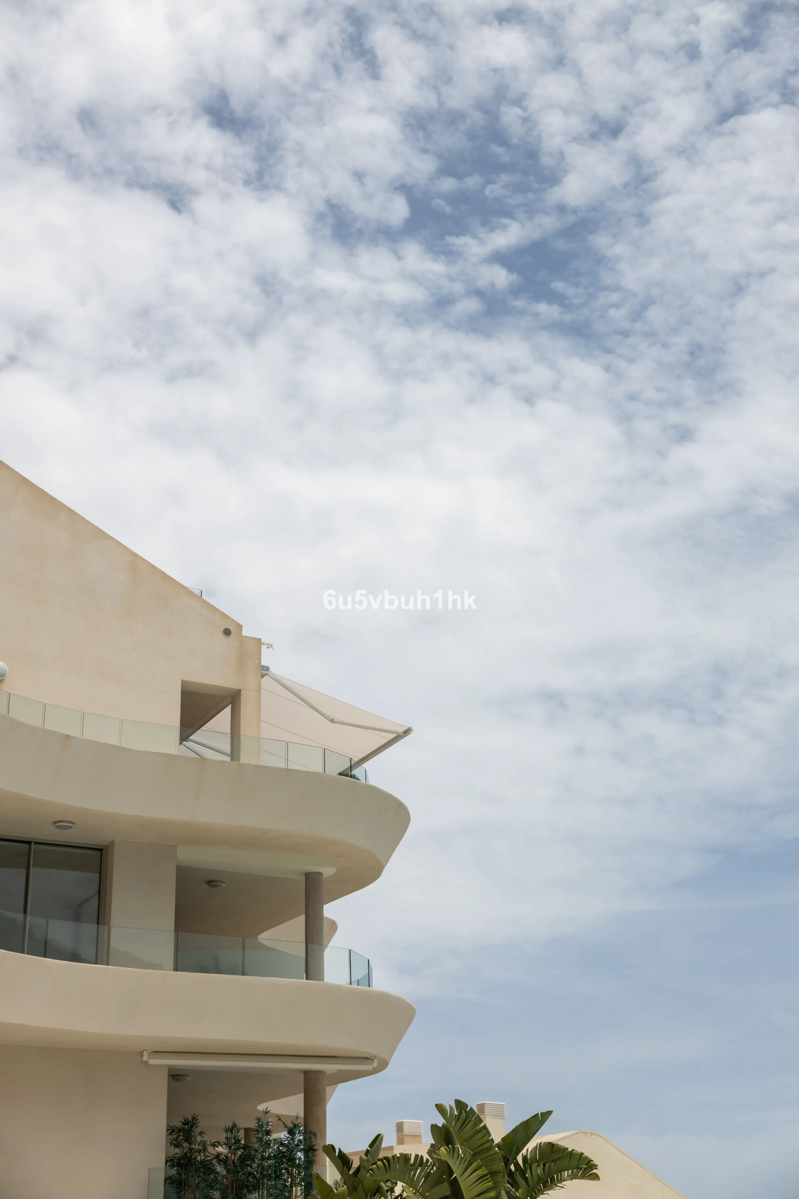 Spectacular apartment in Benalmádena with frontal views to the sea that you can enjoy from the living room and the master bedroom. It consists of 3 bedrooms, one of them en suite, and the other two share another bathroom with a shower. Fully furnished kit