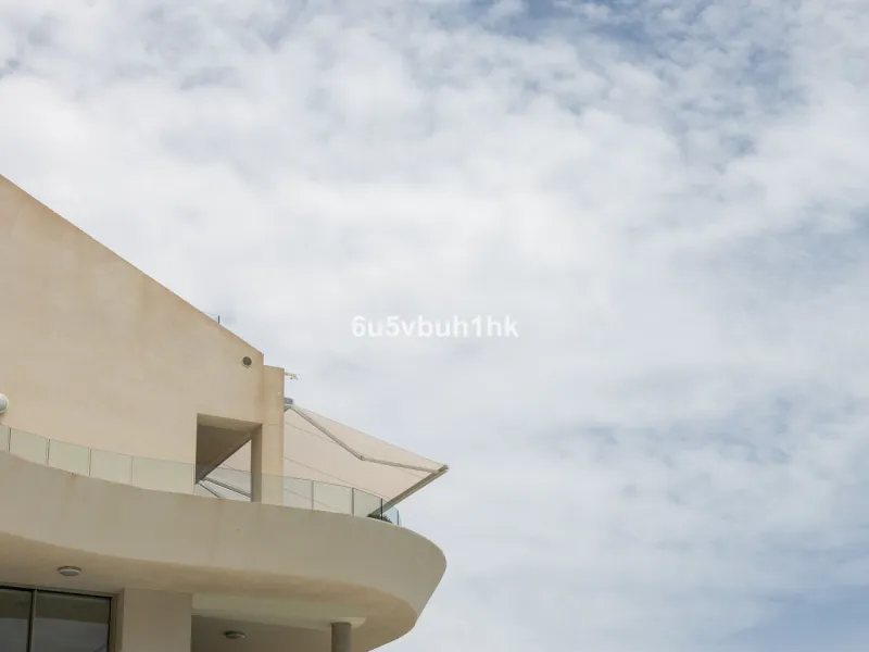 Spectacular apartment in Benalmádena with frontal views to the sea that you can enjoy from the living room and the master bedroom. It consists of 3 bedrooms, one of them en suite, and the other two share another bathroom with a shower. Fully furnished kit