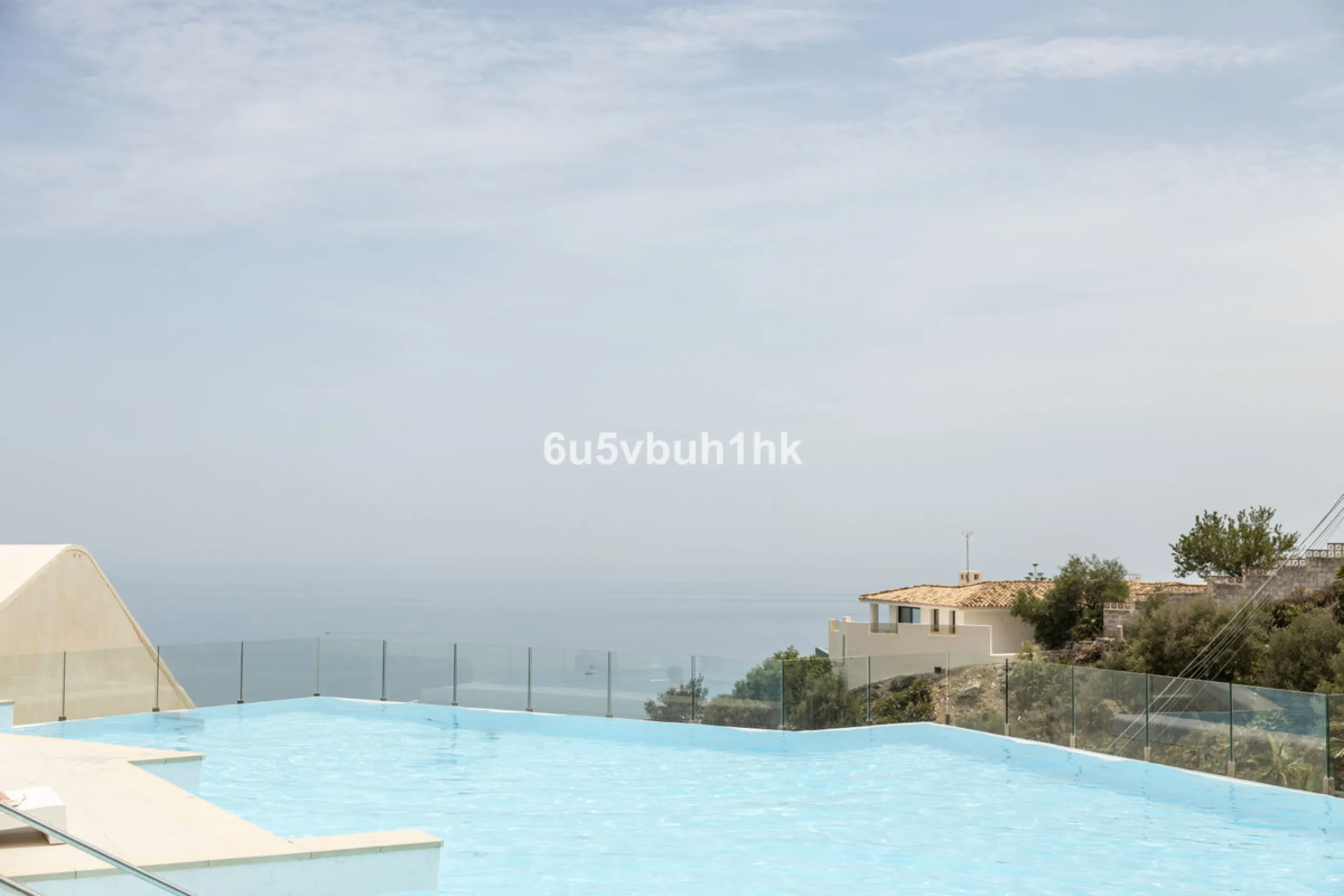Spectacular apartment in Benalmádena with frontal views to the sea that you can enjoy from the living room and the master bedroom. It consists of 3 bedrooms, one of them en suite, and the other two share another bathroom with a shower. Fully furnished kit