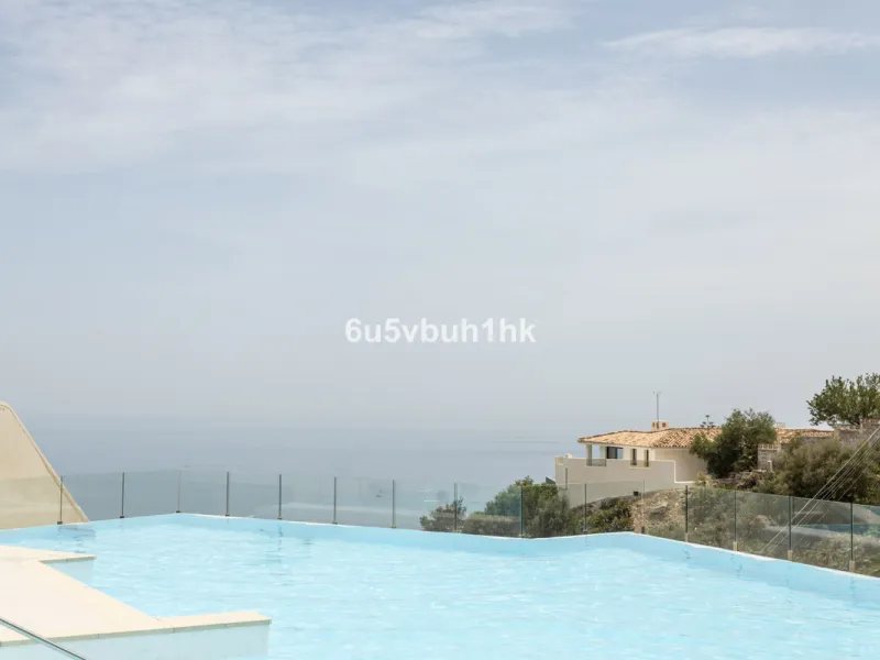 Spectacular apartment in Benalmádena with frontal views to the sea that you can enjoy from the living room and the master bedroom. It consists of 3 bedrooms, one of them en suite, and the other two share another bathroom with a shower. Fully furnished kit