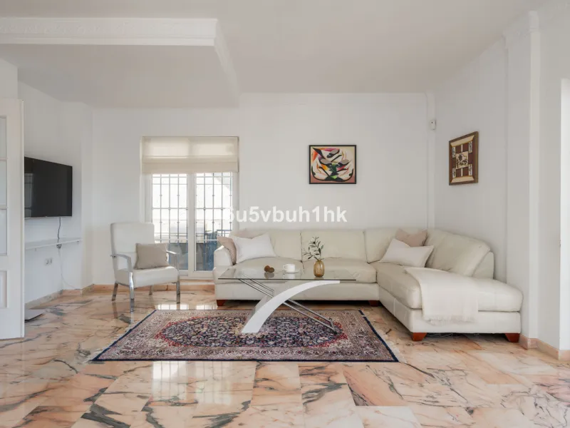 House - Detached Villa в продаже в Fuengirola, Málaga. В доме 5 спален и 6 ванных комнат. Площадь дома 312 м². Площадь участка 466 м²