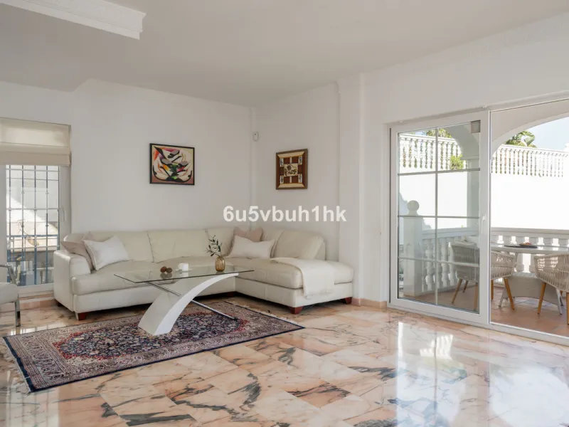 House - Detached Villa в продаже в Fuengirola, Málaga. В доме 5 спален и 6 ванных комнат. Площадь дома 312 м². Площадь участка 466 м²