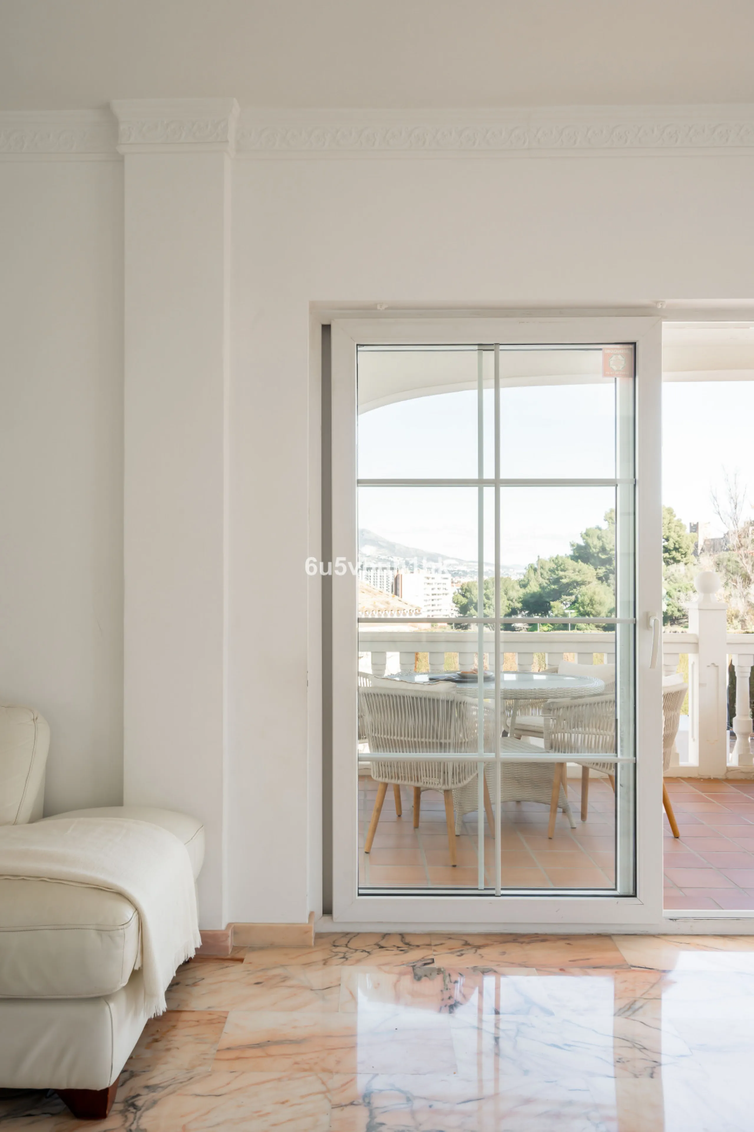 House - Detached Villa в продаже в Fuengirola, Málaga. В доме 5 спален и 6 ванных комнат. Площадь дома 312 м². Площадь участка 466 м²