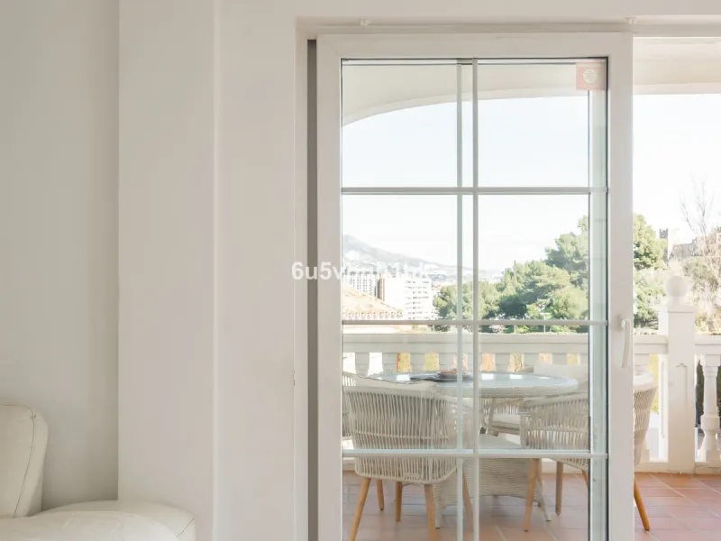House - Detached Villa в продаже в Fuengirola, Málaga. В доме 5 спален и 6 ванных комнат. Площадь дома 312 м². Площадь участка 466 м²