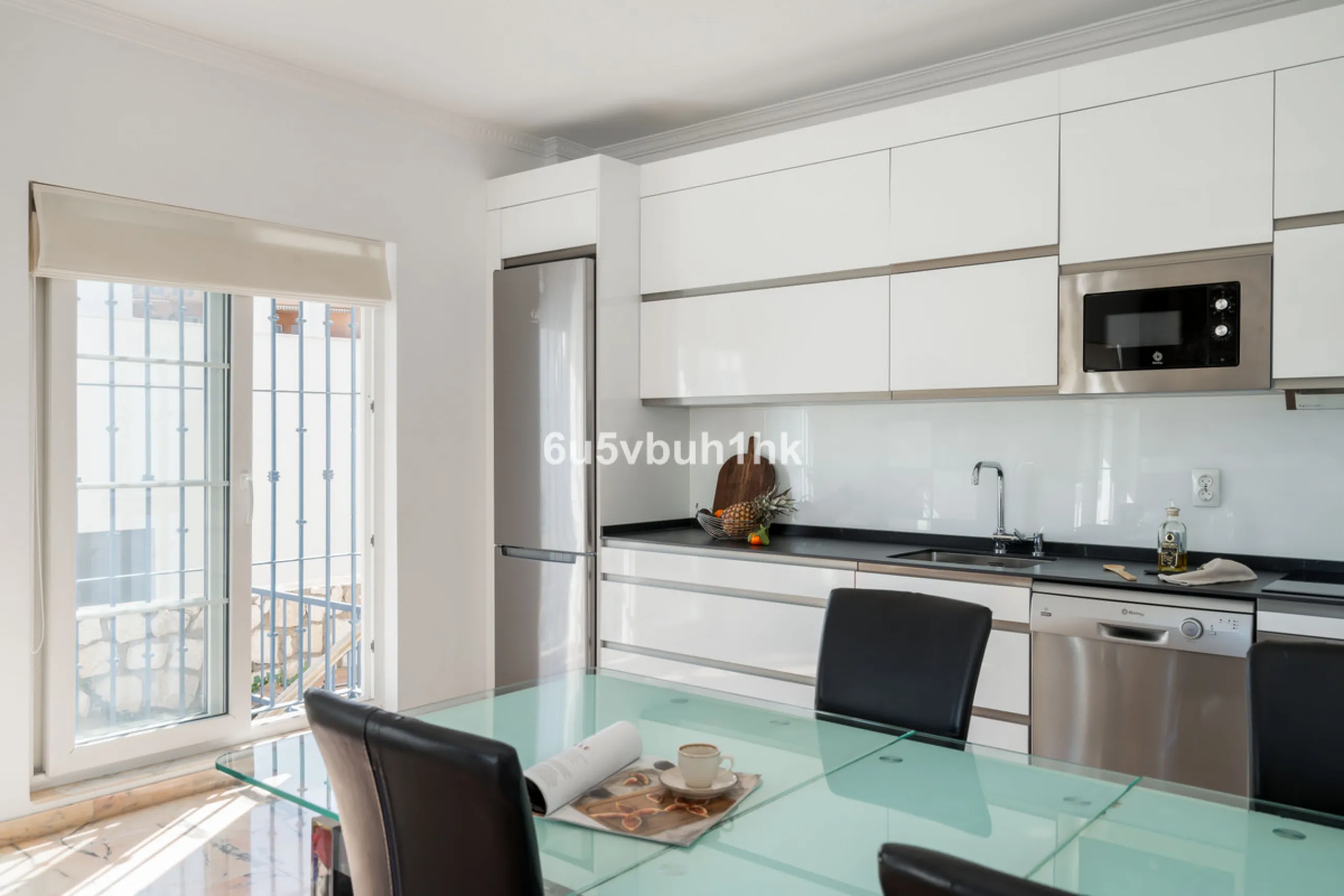 House - Detached Villa в продаже в Fuengirola, Málaga. В доме 5 спален и 6 ванных комнат. Площадь дома 312 м². Площадь участка 466 м²