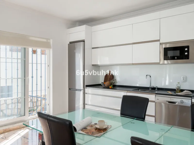 House - Detached Villa в продаже в Fuengirola, Málaga. В доме 5 спален и 6 ванных комнат. Площадь дома 312 м². Площадь участка 466 м²