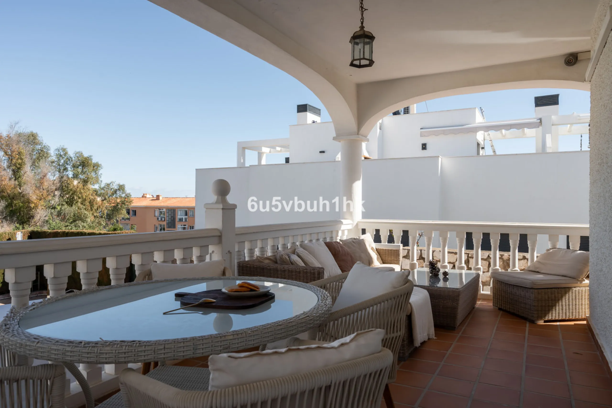 House - Detached Villa в продаже в Fuengirola, Málaga. В доме 5 спален и 6 ванных комнат. Площадь дома 312 м². Площадь участка 466 м²