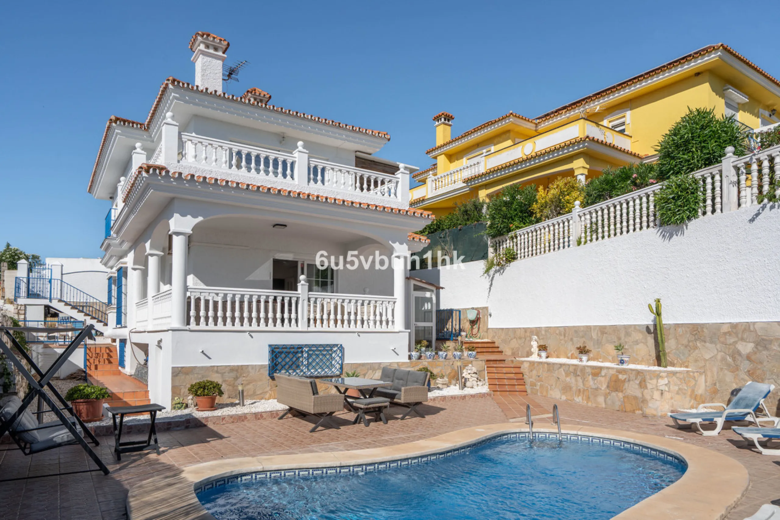 House - Detached Villa в продаже в Fuengirola, Málaga. В доме 5 спален и 6 ванных комнат. Площадь дома 312 м². Площадь участка 466 м²