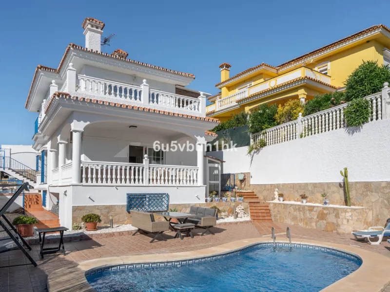 House - Detached Villa в продаже в Fuengirola, Málaga. В доме 5 спален и 6 ванных комнат. Площадь дома 312 м². Площадь участка 466 м²