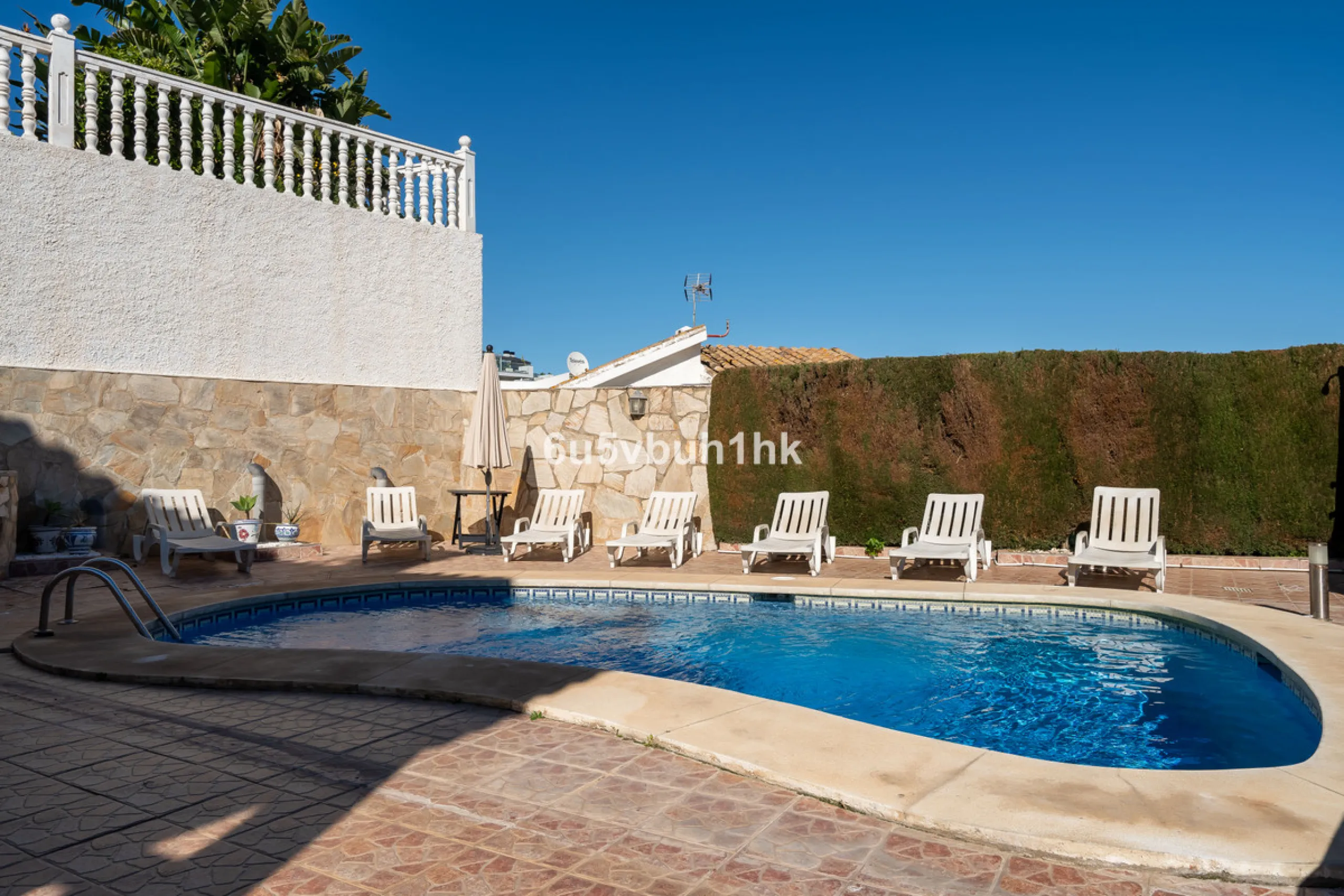 House - Detached Villa в продаже в Fuengirola, Málaga. В доме 5 спален и 6 ванных комнат. Площадь дома 312 м². Площадь участка 466 м²