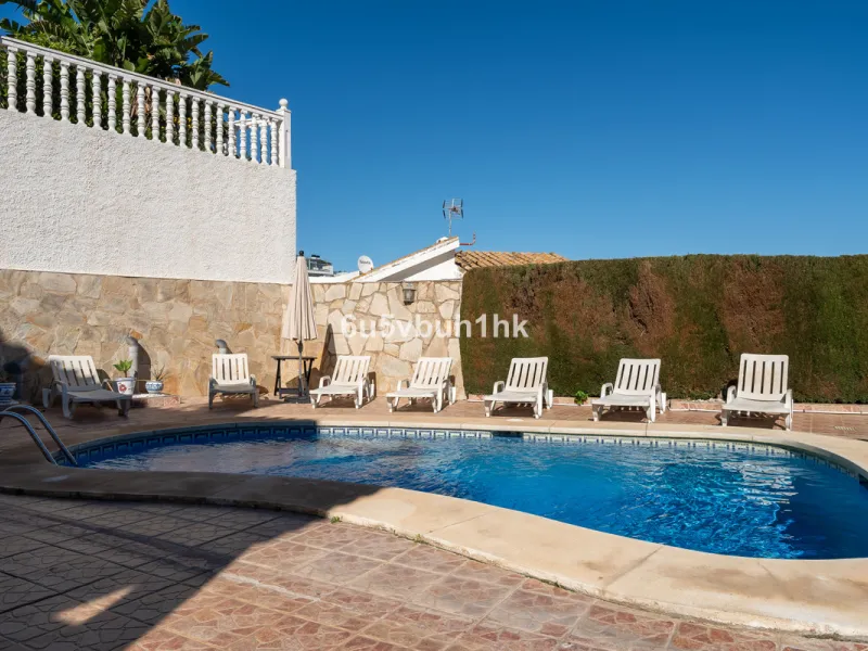 House - Detached Villa в продаже в Fuengirola, Málaga. В доме 5 спален и 6 ванных комнат. Площадь дома 312 м². Площадь участка 466 м²