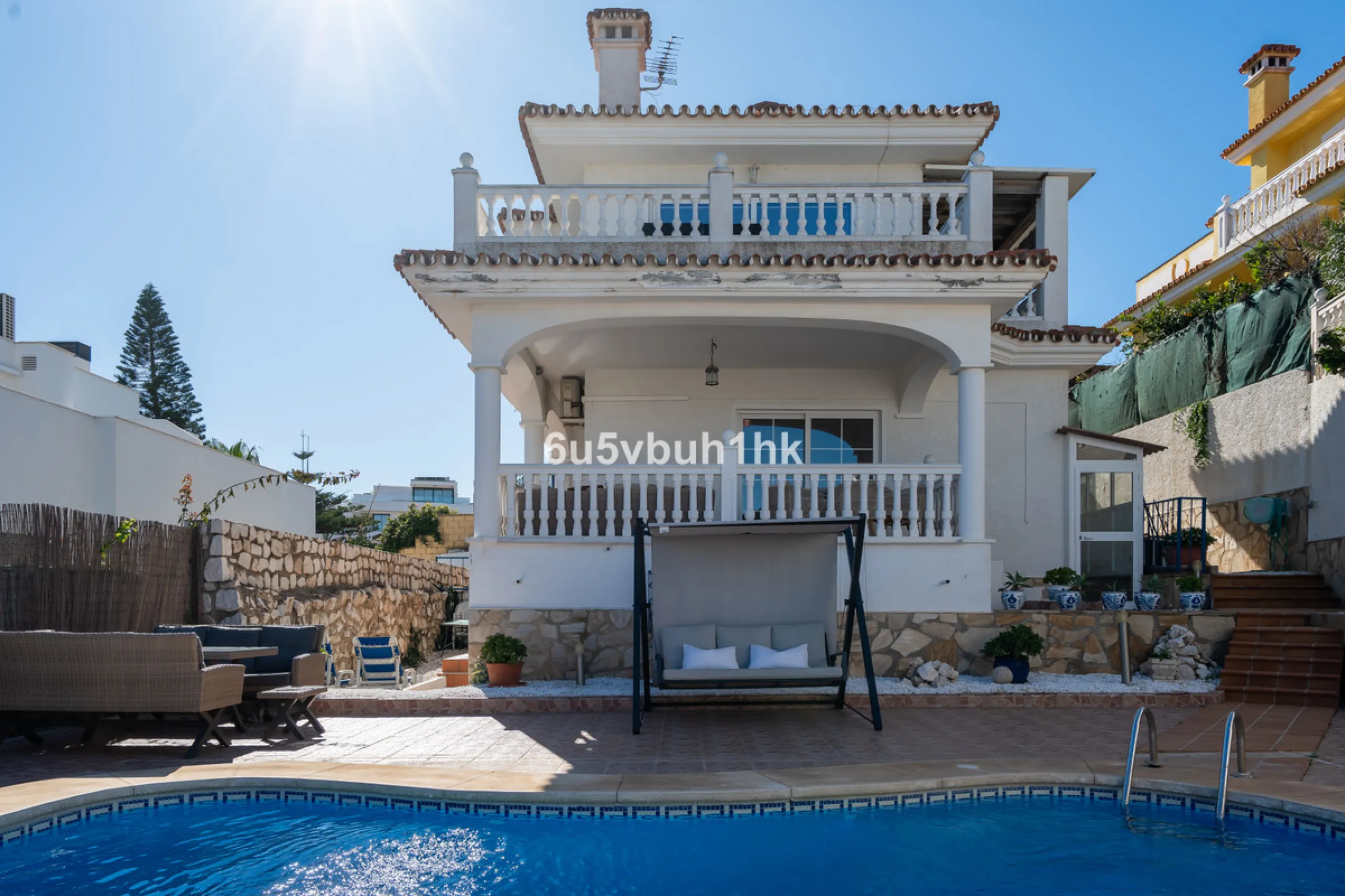 House - Detached Villa в продаже в Fuengirola, Málaga. В доме 5 спален и 6 ванных комнат. Площадь дома 312 м². Площадь участка 466 м²