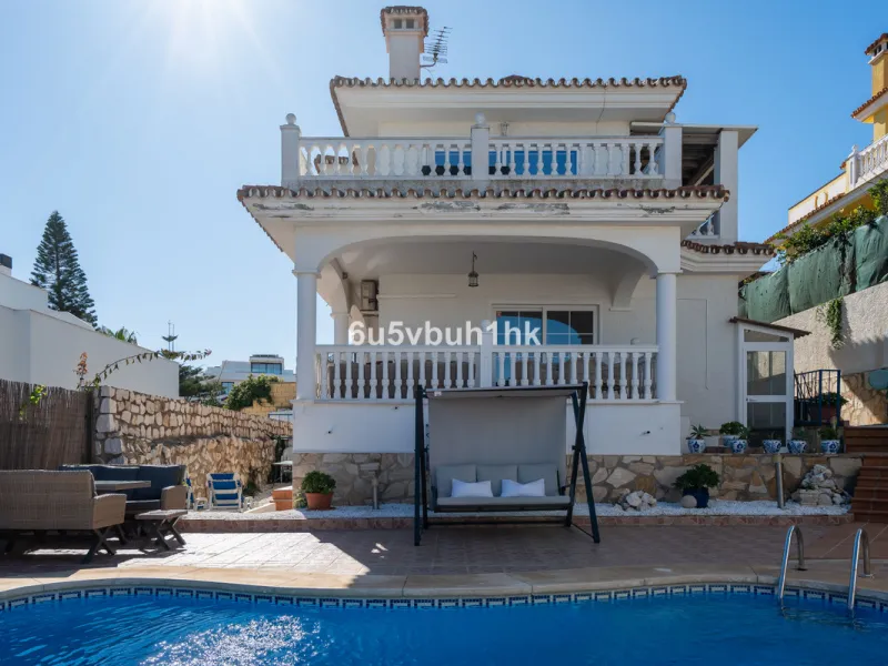 House - Detached Villa в продаже в Fuengirola, Málaga. В доме 5 спален и 6 ванных комнат. Площадь дома 312 м². Площадь участка 466 м²